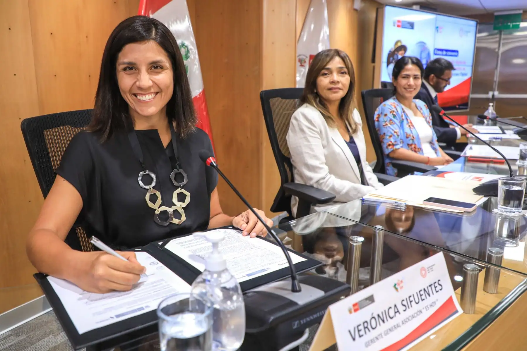 Se firmó un convenio interinstitucional entre el Programa Nacional de Telecomunicaciones (PRONATEL) del MTC y la asociación "Es Hoy", conformada por gerentes generales, fundadores y presidentes de compañías de distintos tamaños y sectores, para articular esfuerzos entre el sector público y privado, que permitan empoderar digitalmente a más mujeres y ampliar sus oportunidades de empleabilidad y productividad. Foto: ANDINA/MTC