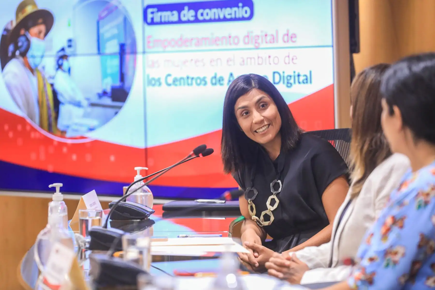 Se firmó un convenio interinstitucional entre el Programa Nacional de Telecomunicaciones (PRONATEL) del MTC y la asociación "Es Hoy", conformada por gerentes generales, fundadores y presidentes de compañías de distintos tamaños y sectores, para articular esfuerzos entre el sector público y privado, que permitan empoderar digitalmente a más mujeres y ampliar sus oportunidades de empleabilidad y productividad. Foto: ANDINA/MTC