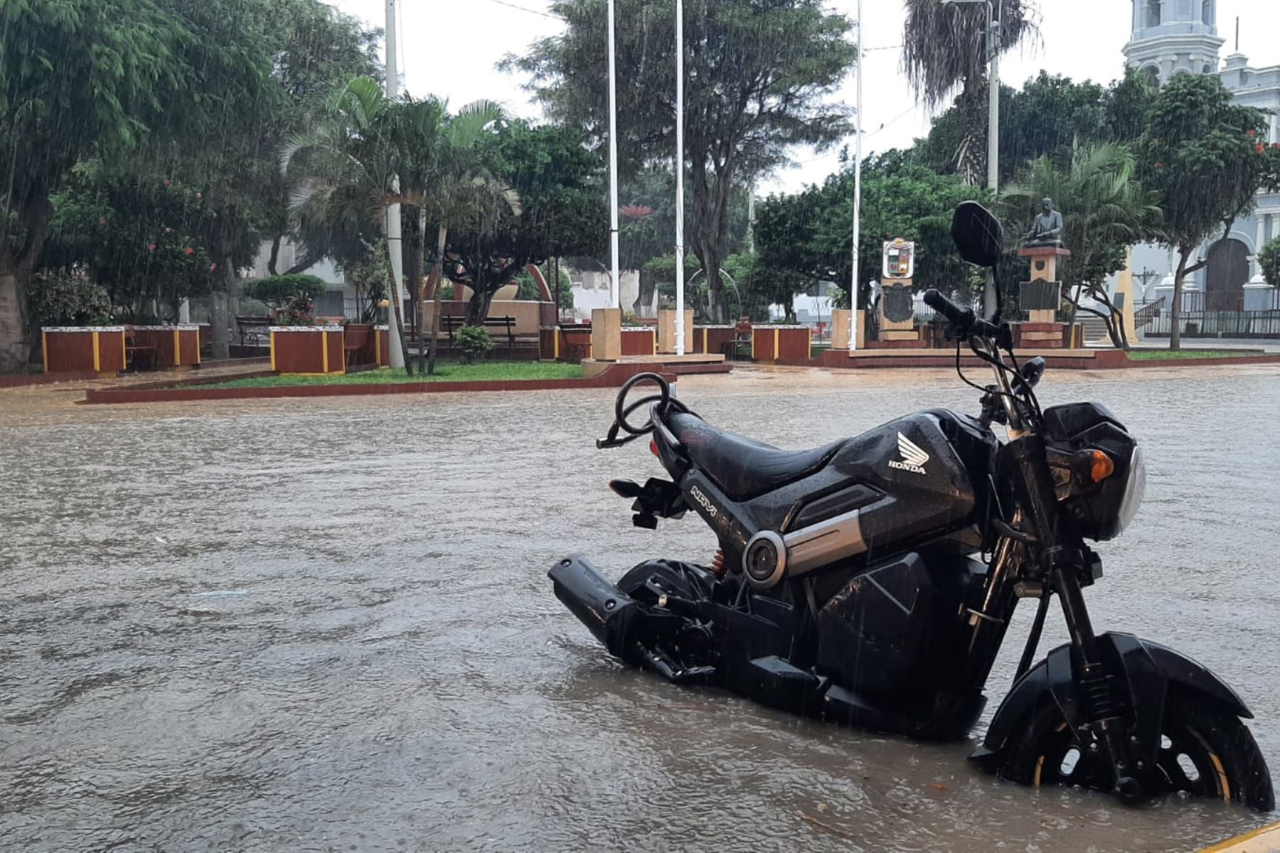 La lluvia persistente ha ocasionado que las calles de Chiclayo y de otros puntos de la región queden anegadas. Foto: ANDINA/Difusión