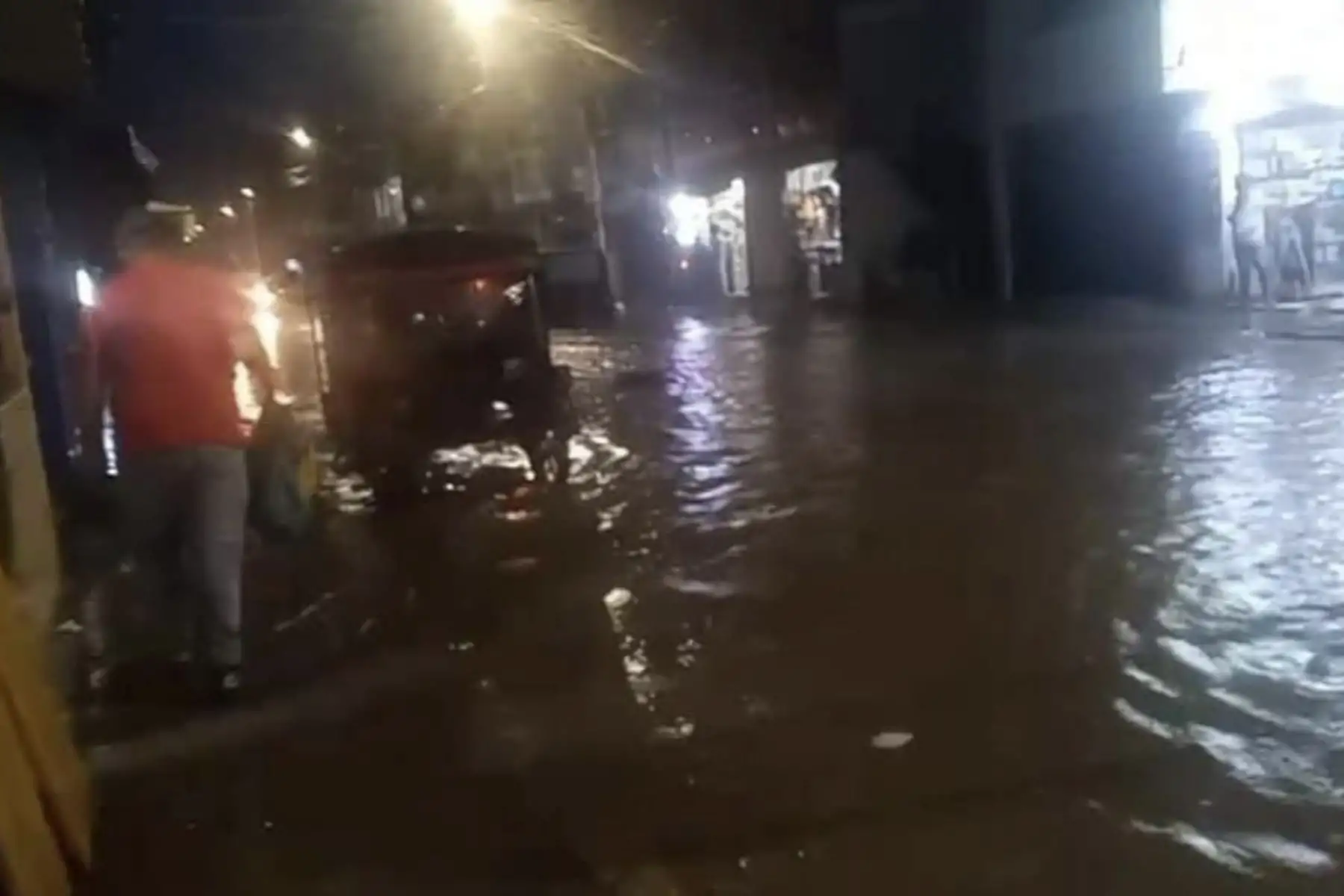 La lluvia persistente ha ocasionado que las calles de Chiclayo y de otros puntos de la región queden anegadas. Foto: ANDINA/Difusión