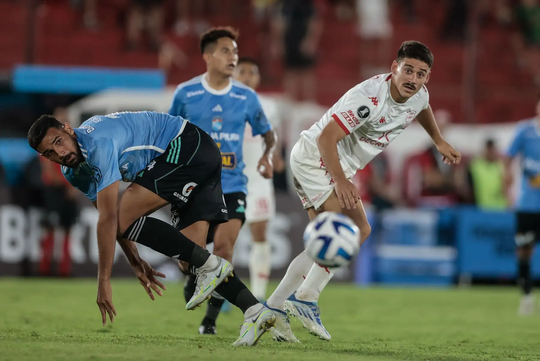 Guillermo Benítez (d) de Huracán disputa el balón con Washington Corozo de Sporting hoy, en un partido de la Copa Libertadores entre Huracan y Sporting Cristal en el estadio Tomás Adolfo Ducó en Buenos Aires (Argentina).  Foto: EFE