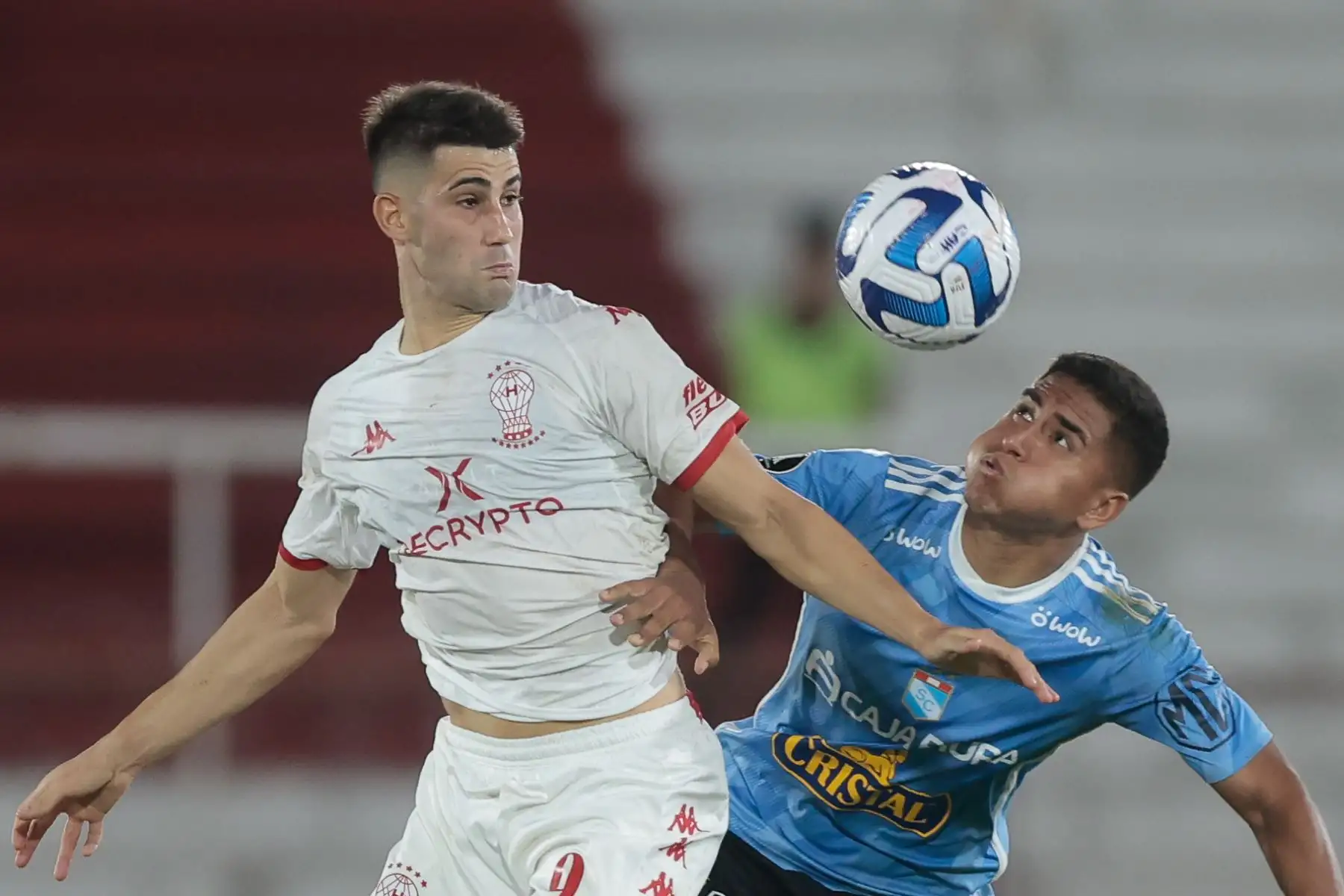 Nicolás Cordero de Huracán disputa el balón con Rafael Lutiger de Sporting hoy, en un partido de la Copa Libertadores entre Huracan y Sporting Cristal en el estadio Tomás Adolfo Ducó en Buenos Aires, Argentina.
Foto: EFE