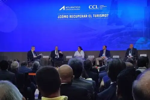 El ministro de Comercio Exterior y Turismo, Luis Helguero, destacó la recuperación del sector en foro organizado por la Cámara de Comercio de Lima (CCL). Foto: ANDINA.