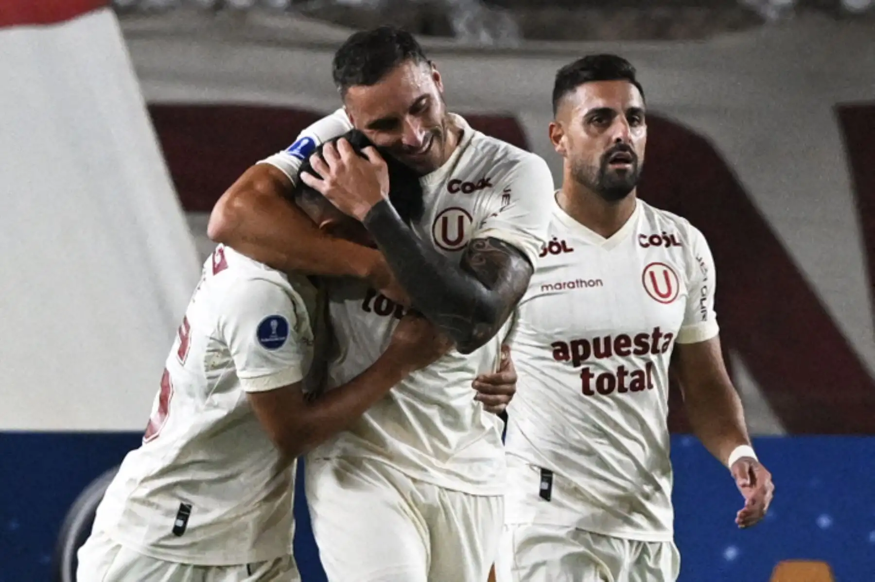 El mediocampista de Universitario, Piero Quispe, celebra con sus compañeros después de anotar un gol durante el partido de fútbol de la primera etapa de la Copa Sudamericana entre Universitario de Perú y Cienciano de Perú, en el estadio Monumental de Ate en Lima, el 9 de marzo de 2023.
Foto: AFP