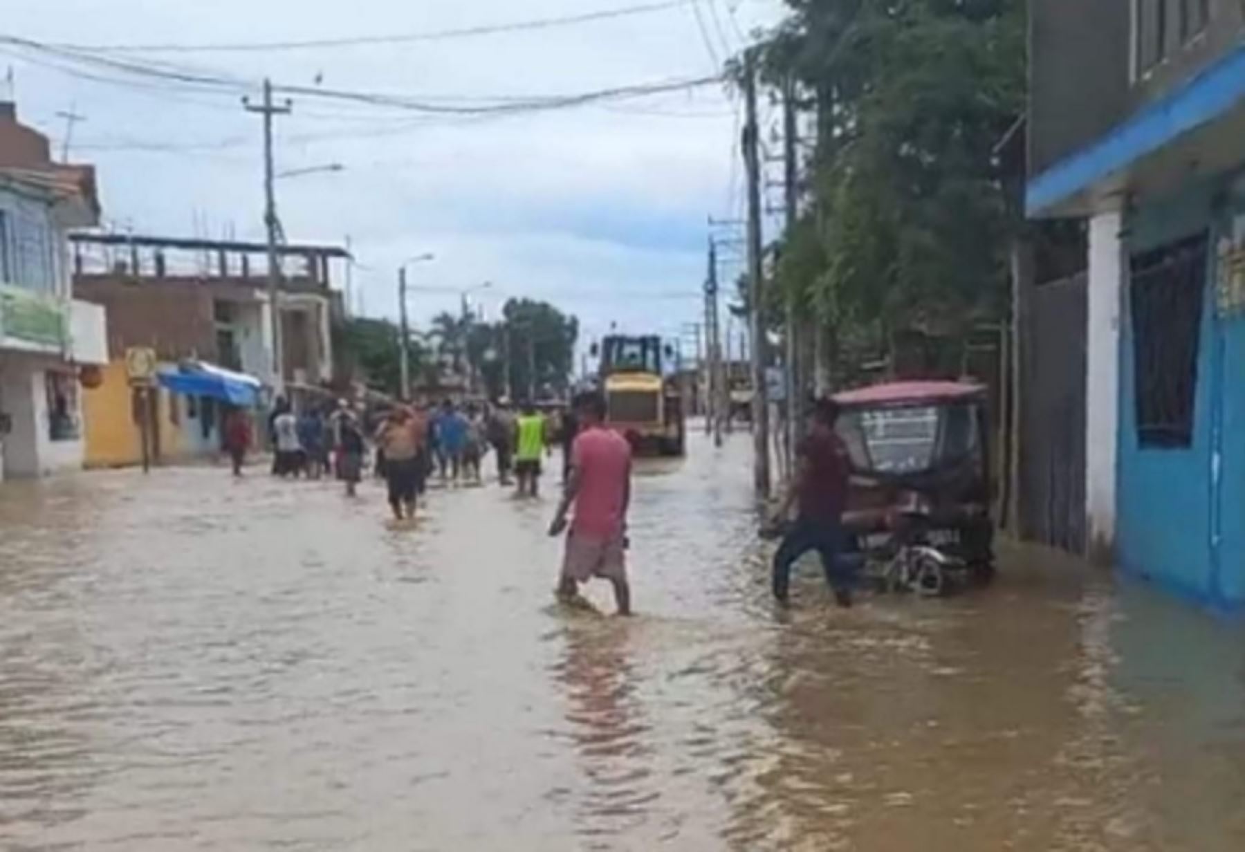 El agua del río La Leche ingresó hoy a la zona urbana del distrito lambayecano de Íllimo, inundando las calles de esta localidad y temen la inundación de sus viviendas, informó el alcalde distrital, Juan Pablo Santamaría Baldera.