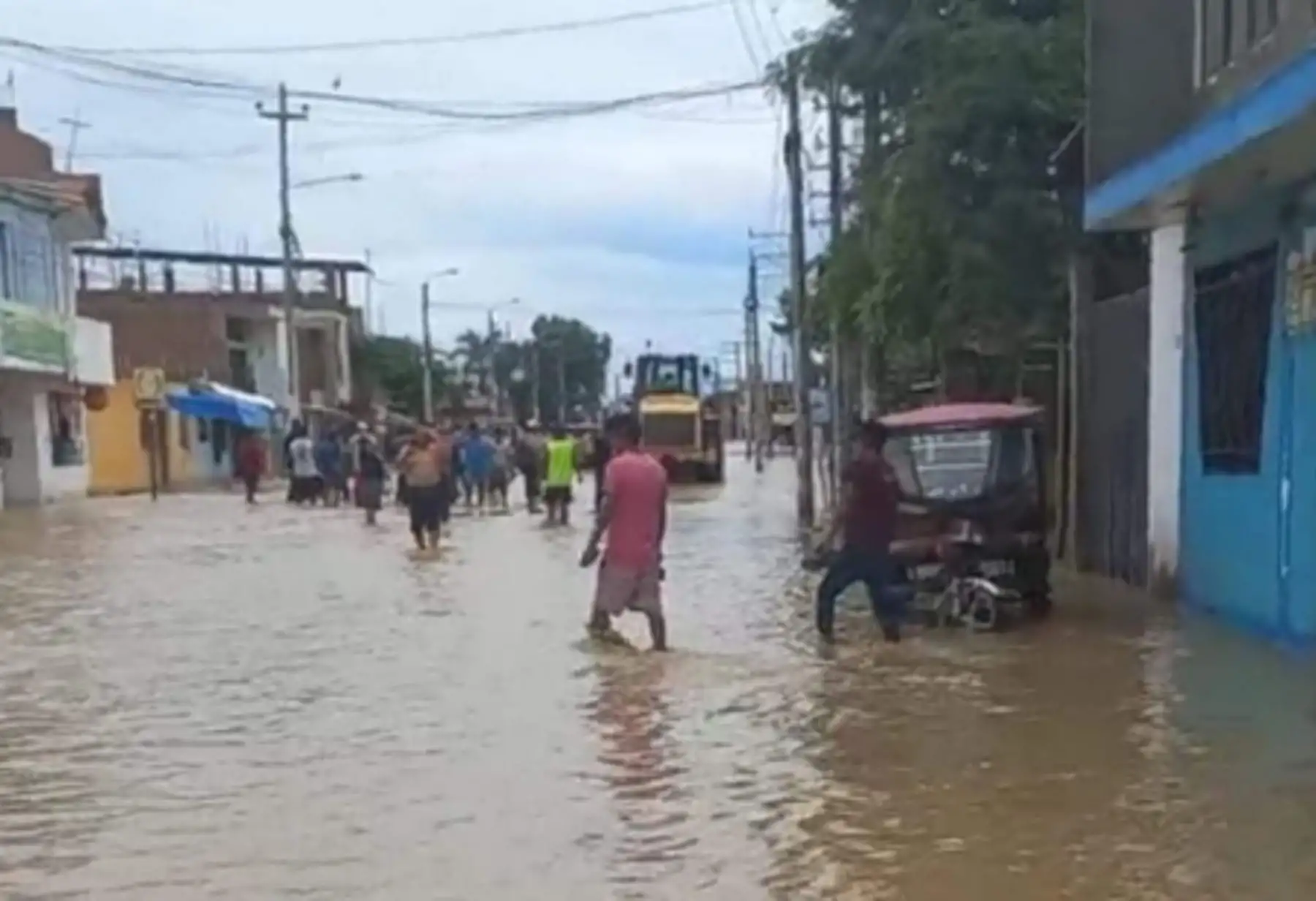 El agua del río La Leche ingresó hoy a la zona urbana del distrito lambayecano de Íllimo, inundando las calles de esta localidad y temen la inundación de sus viviendas, informó el alcalde distrital, Juan Pablo Santamaría Baldera.