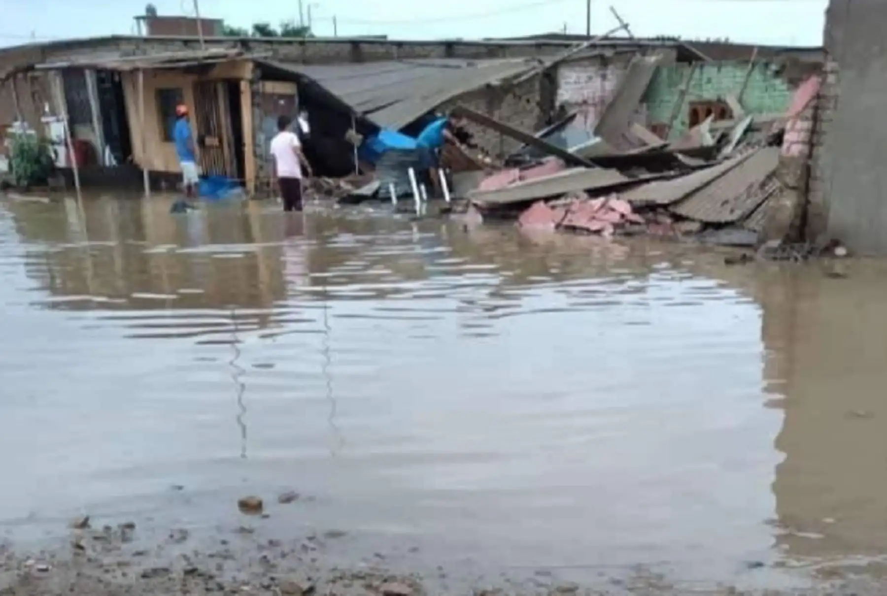 Decenas de viviendas resultaron inundadas en las provincias de Chepén y Pacasmayo, en la región La Libertad, luego que se registrara una torrencial lluvia que inició a las 19:00 horas de ayer jueves.