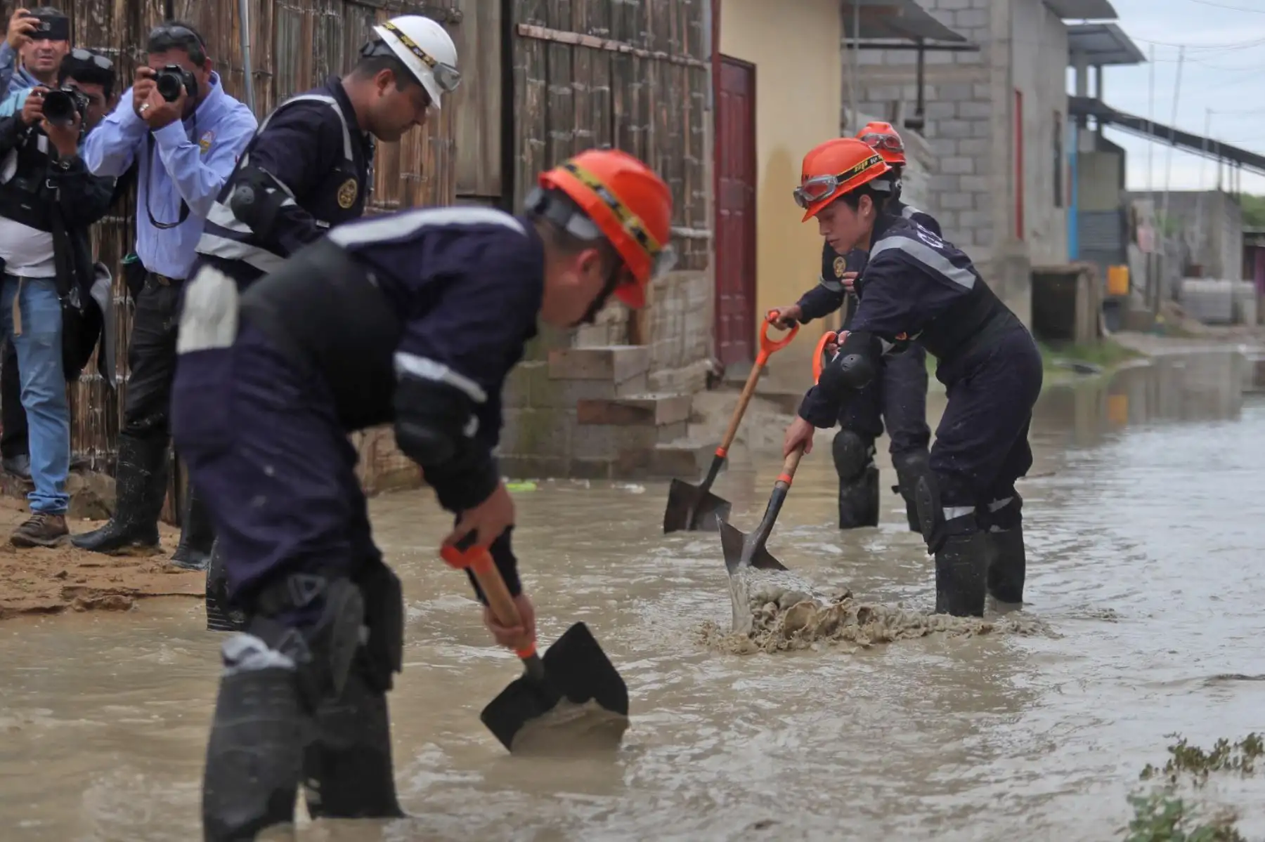 Equipo liderado por el ministro de Defensa llega a Tumbes, para atender la emergencia por las lluvias intensas y garantizar la inmediata atención a las familias afectadas por el desborde de ríos. Foto: ANDINA/ Ricardo Cuba