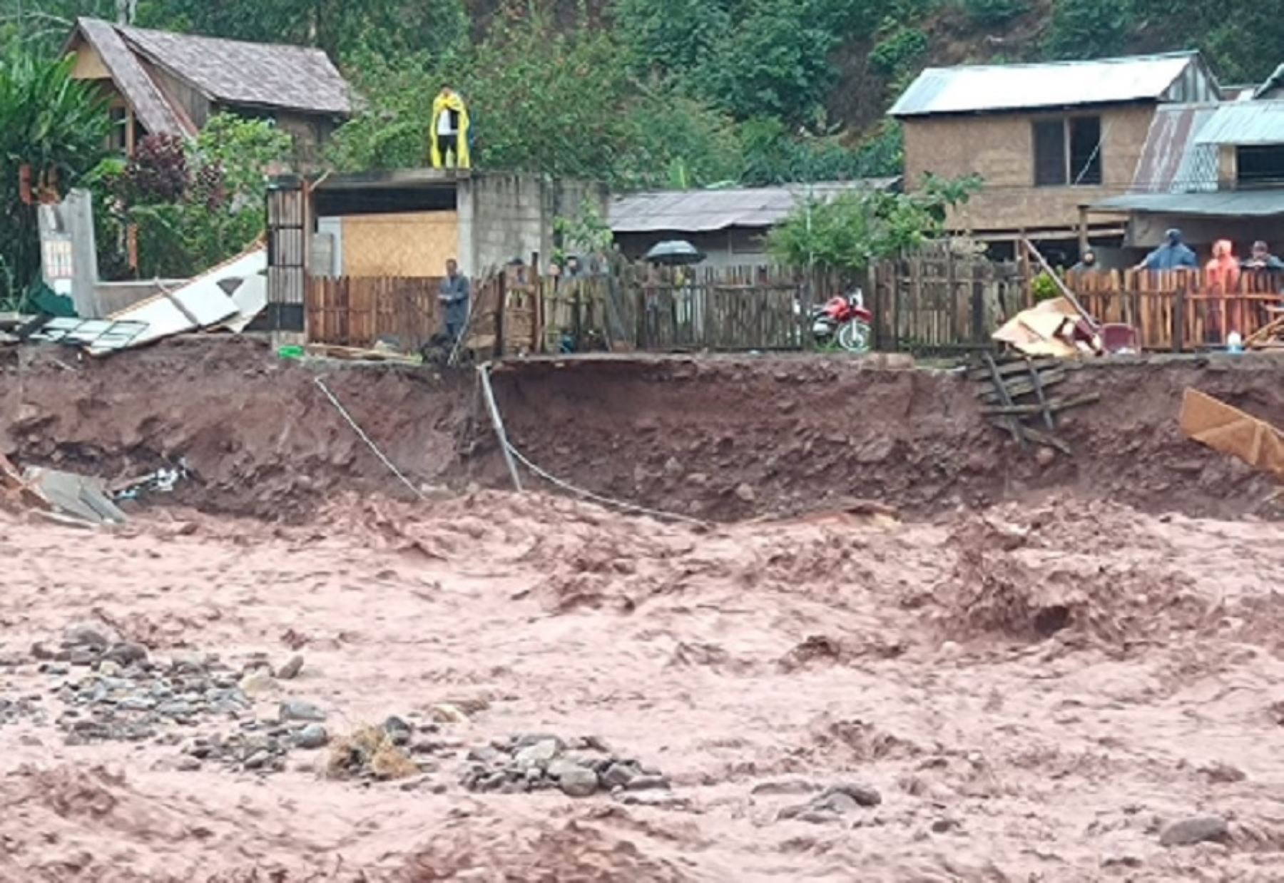 Varias viviendas del distrito de Villa Rica, provincia de Oxapampa, región Pasco, construidas en las riberas del río Entaz fueron destruidas por su desborde provocado por las intensas lluvias que se registran en esta parte del país.