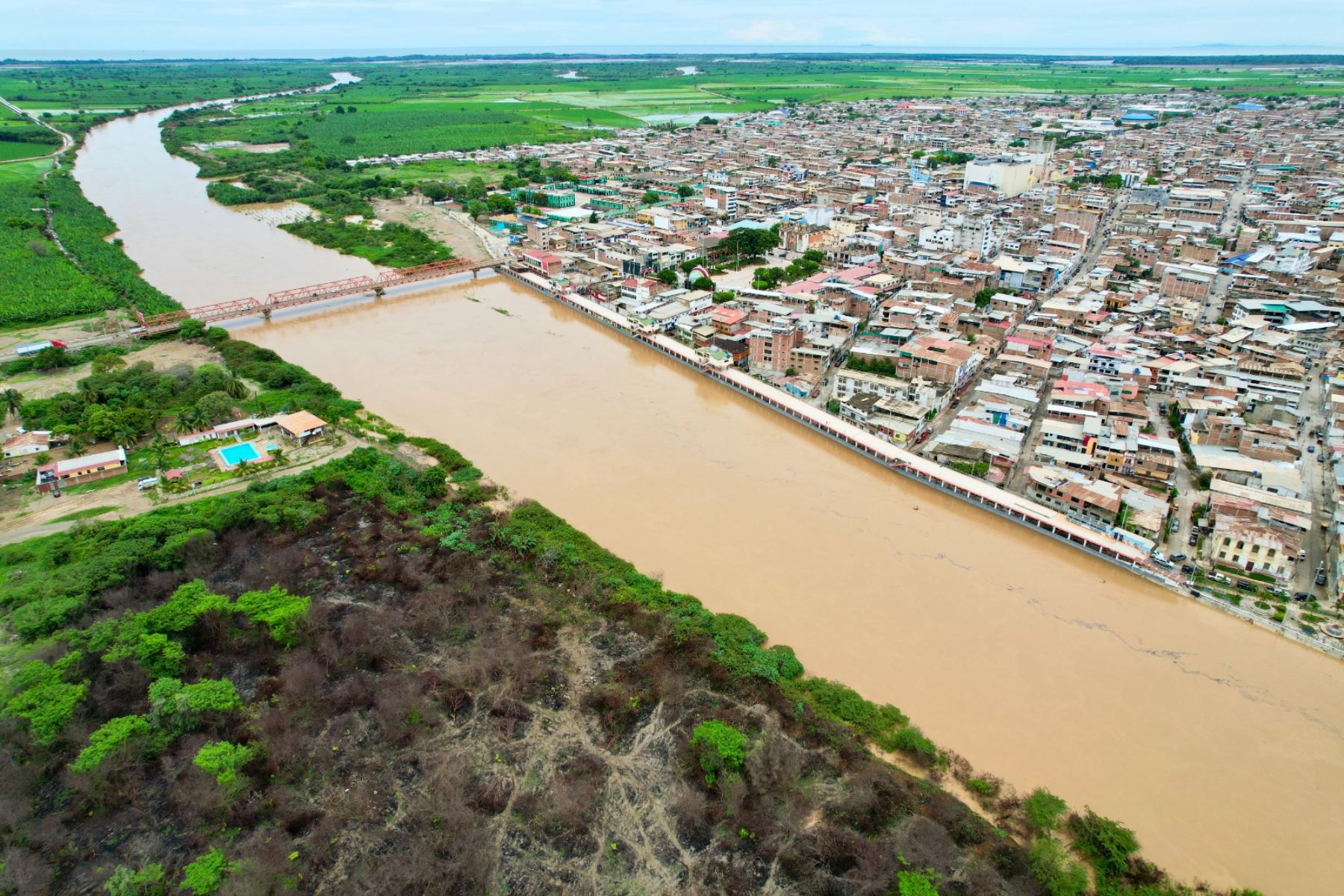 El caudal del río Tumbes volvió a ubicarse en el umbral hidrológico rojo y en caso de desbordarse podría afectar a nueve centros poblados, advirtió hoy el Instituto Nacional de Defensa Civil. Foto: ANDINA/Ricardo Cuba.