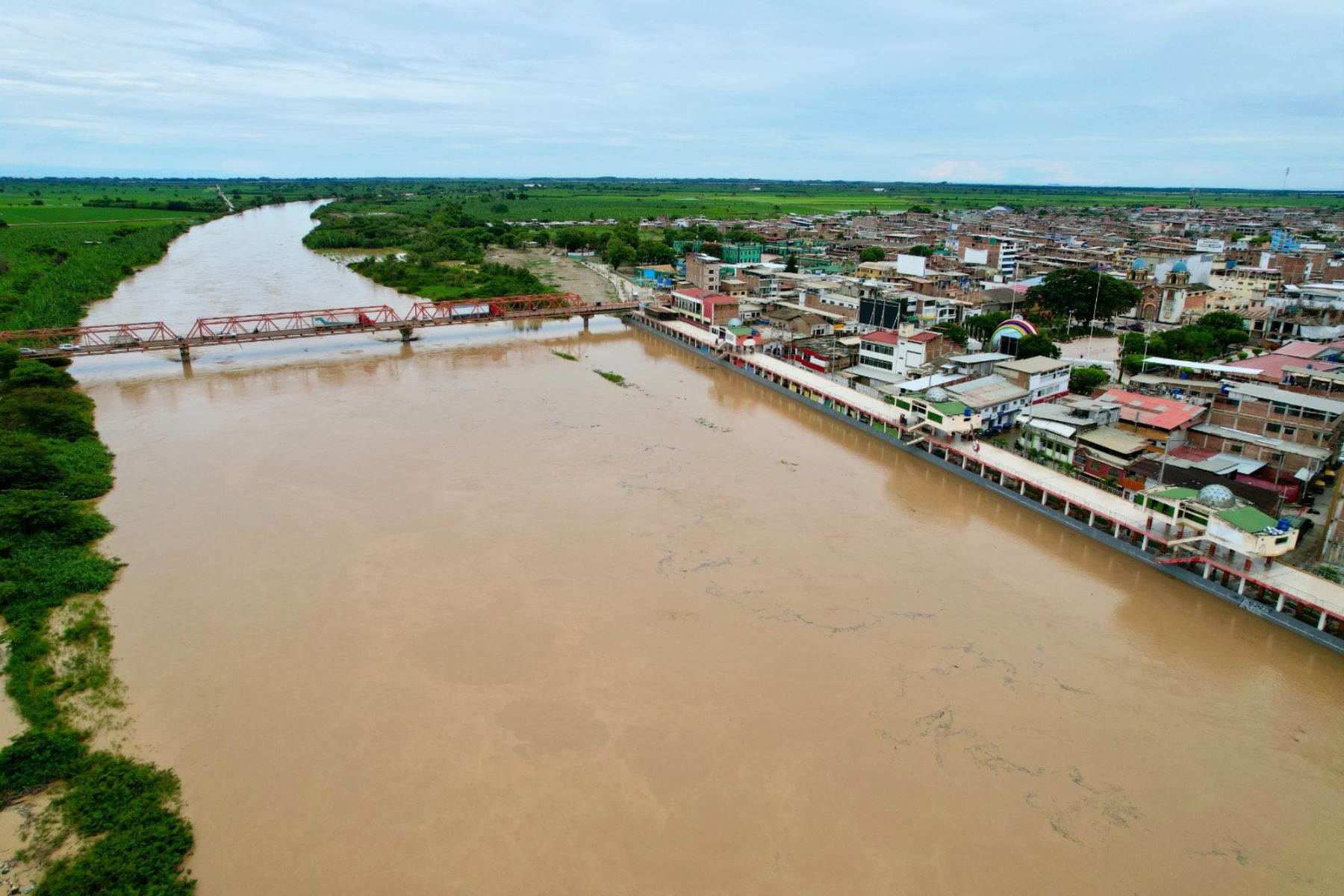 La ciudad de Tumbes se encuentra en alerta ante el incremento del caudal del río Tumbes que podría causar desbordes. ANDINA/Ricardo Cuba