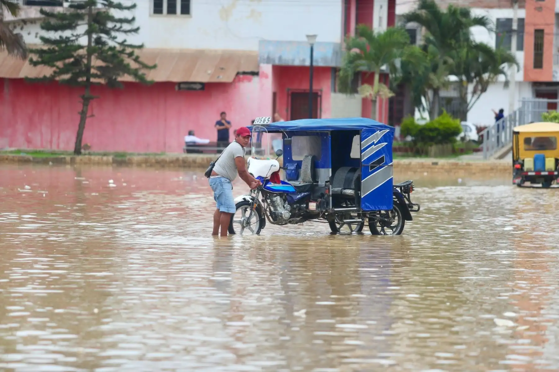 El desborde inundó las tres primeras cuadras de la avenida Mariscal Castilla hasta la octava cuadra de la calle Grau, en el parque Bellavista. 
Foto: ANDINA/Ricardo Cuba