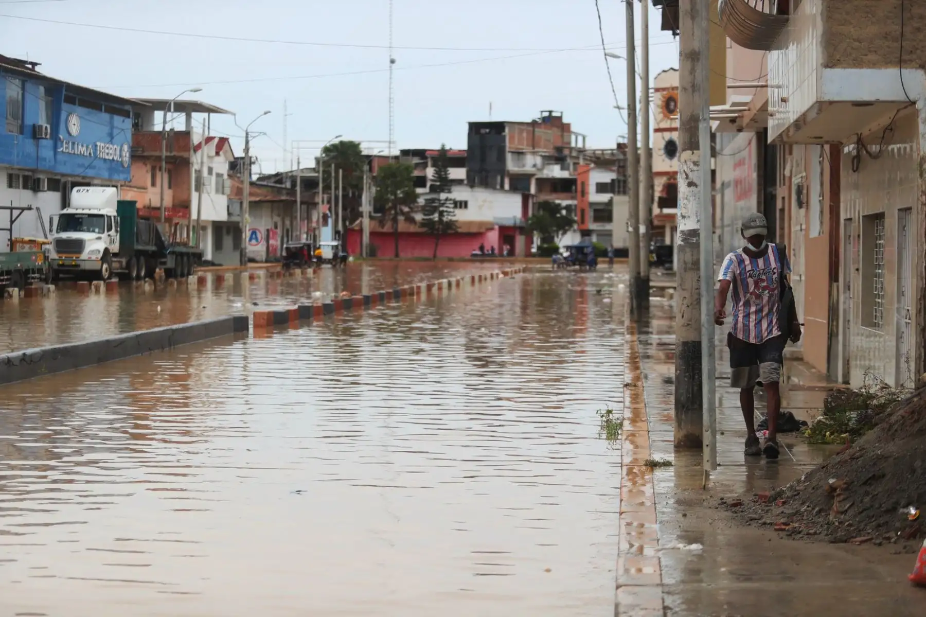 El desborde inundó las tres primeras cuadras de la avenida Mariscal Castilla hasta la octava cuadra de la calle Grau, en el parque Bellavista. 
Foto: ANDINA/Ricardo Cuba