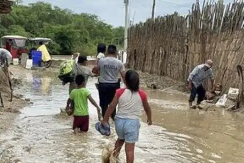 Los agentes de las diferentes unidades de la Policía Nacional del Perú (PNP) en las regiones de Tumbes, Piura, Lambayeque y La Libertad, se desplazaron a las zonas de emergencia para realizar labores de rescate y ayuda a la población afectada por las intensas precipitaciones y los desbordes de los ríos que ocasiona el ciclón Yaku en la zona norte del país. Foto: ANDINA/Mininter.