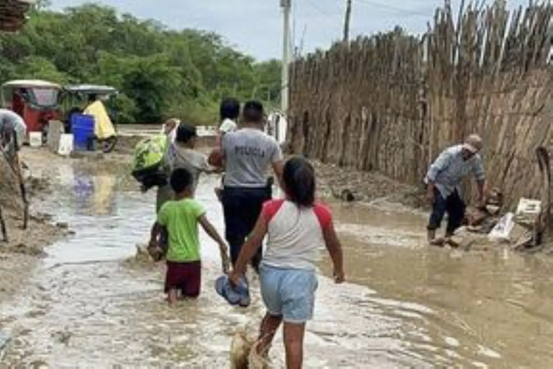 Los agentes de las diferentes unidades de la Policía Nacional del Perú (PNP) en las regiones de Tumbes, Piura, Lambayeque y La Libertad, se desplazaron a las zonas de emergencia para realizar labores de rescate y ayuda a la población afectada por las intensas precipitaciones y los desbordes de los ríos que ocasiona el ciclón Yaku en la zona norte del país. Foto: ANDINA/Mininter.