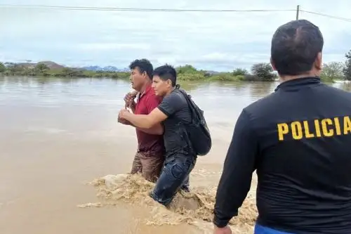 Efectivos se han desplazado para apoyar con la evacuación de las personas afectadas por las intensas lluvias que inundaron las principales calles. Foto: ANDINA/Mininter