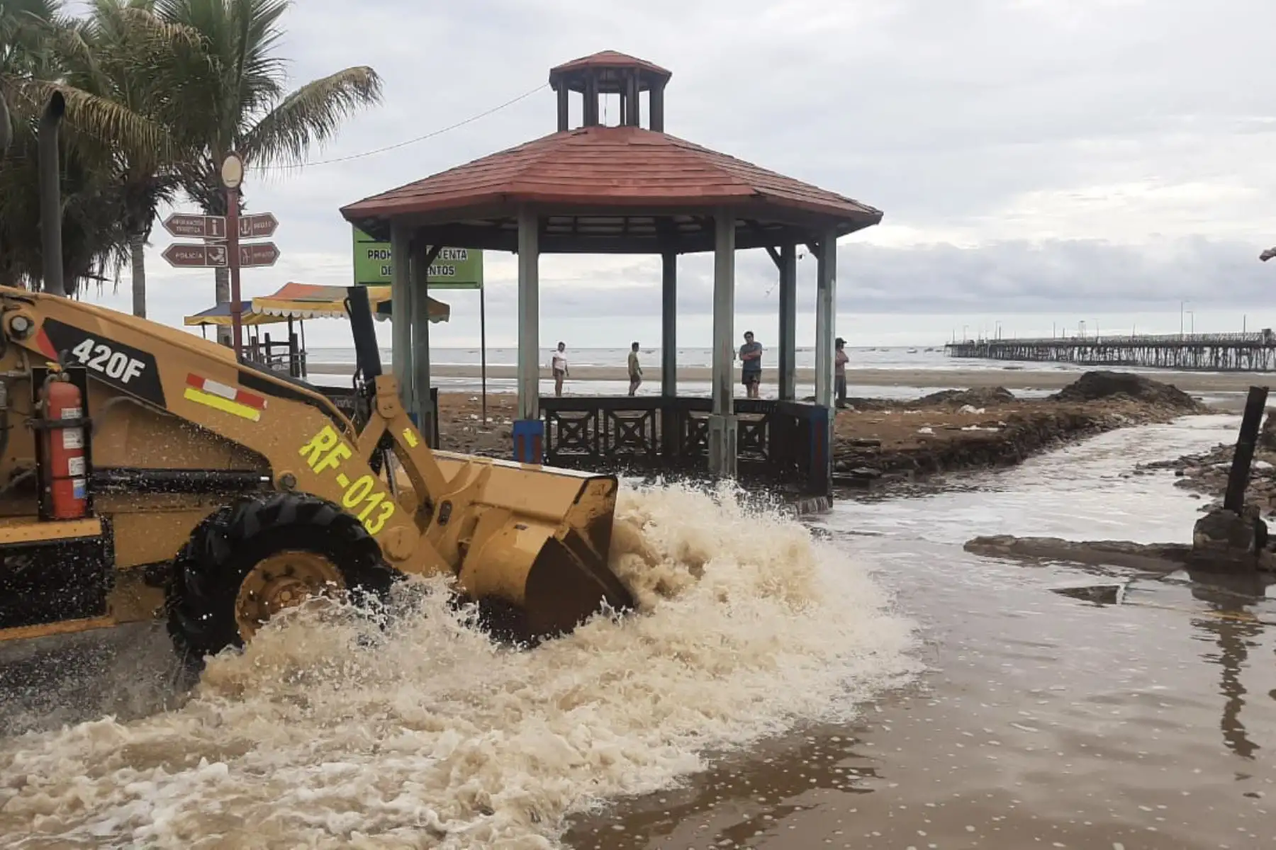 La zona turística del distrito de Pacasmayo es una de las más afectadas por las intensas lluvias registradas anoche. Foto: ANDINA/Difusión