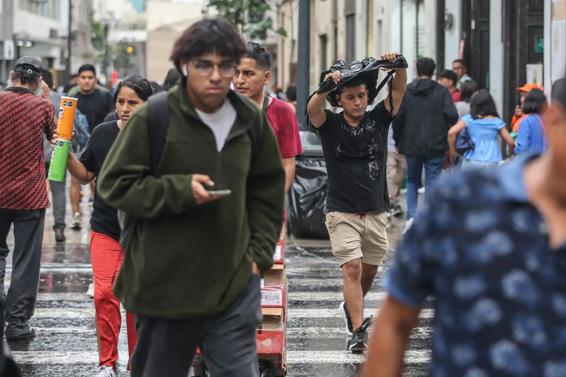 Sorprendidas por una inusual y copiosa lluvia, personas que transitaban esta tarde por las calles de Lima se vieron obligadas a improvisar ponchos de plástico y protectores de calzado con bolsas negras, y y a resguardarse del agua con lo que tenían a la mano.
Especialistas en clima han advertido que la capital soportará cuatro días de intensas precipitaciones, en tanto que las autoridades llamaron a adoptar medidas preventivas a todo nivel.
Foto:ANDINA/Tatiana Gamarra
