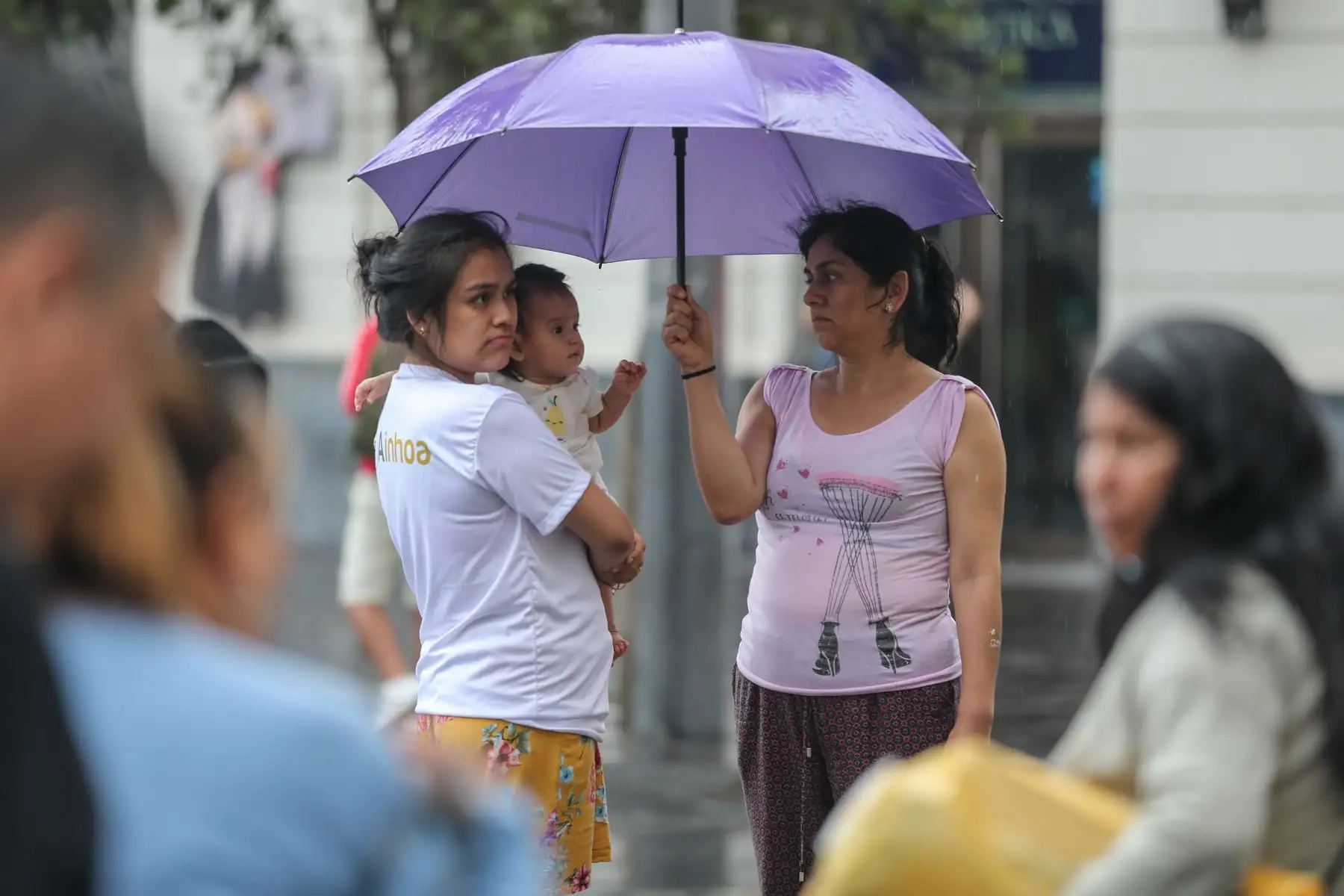 Sorprendidas por una inusual y copiosa lluvia, personas que transitaban esta tarde por las calles de Lima se vieron obligadas a improvisar ponchos de plástico y protectores de calzado con bolsas negras, y y a resguardarse del agua con lo que tenían a la mano.
Especialistas en clima han advertido que la capital soportará cuatro días de intensas precipitaciones, en tanto que las autoridades llamaron a adoptar medidas preventivas a todo nivel.
Foto:ANDINA/Tatiana Gamarra