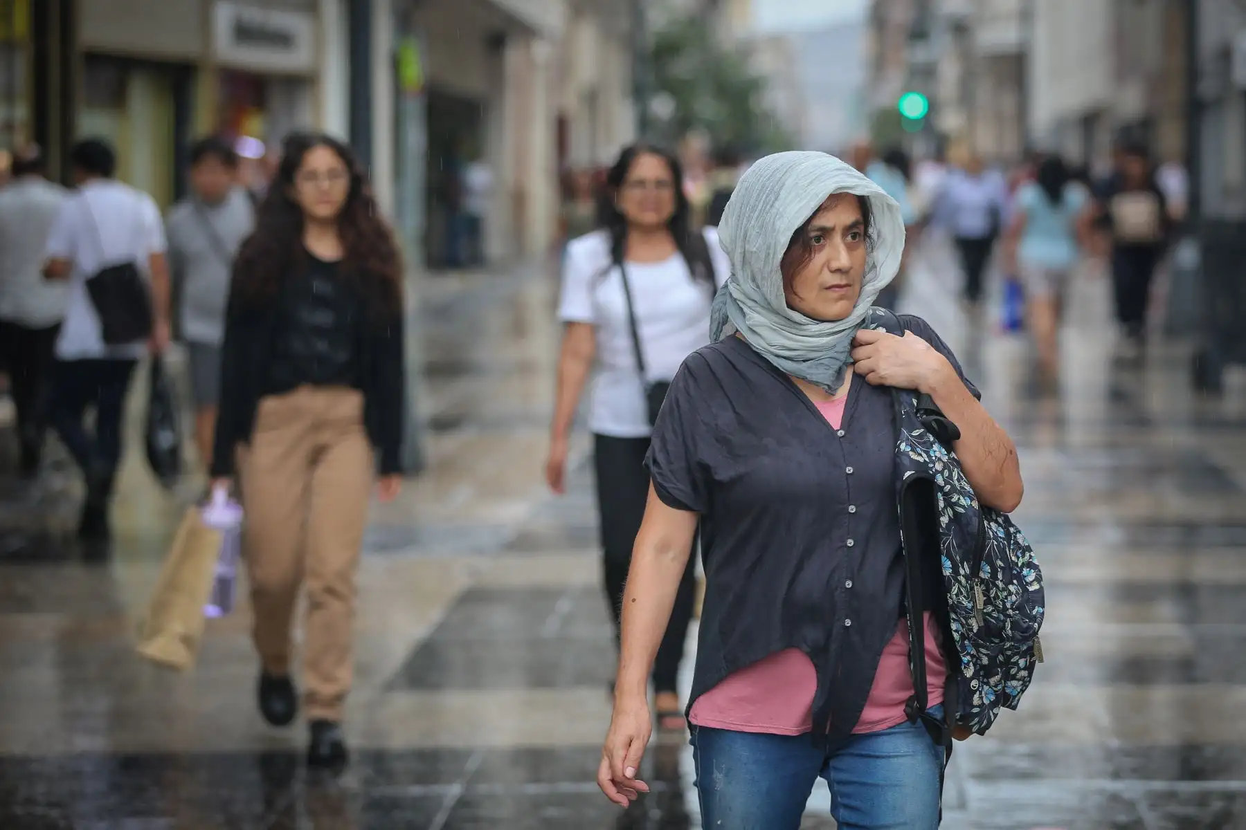 Sorprendidas por una inusual y copiosa lluvia, personas que transitaban esta tarde por las calles de Lima se vieron obligadas a improvisar ponchos de plástico y protectores de calzado con bolsas negras, y y a resguardarse del agua con lo que tenían a la mano.
Especialistas en clima han advertido que la capital soportará cuatro días de intensas precipitaciones, en tanto que las autoridades llamaron a adoptar medidas preventivas a todo nivel.
Foto:ANDINA/Tatiana Gamarra