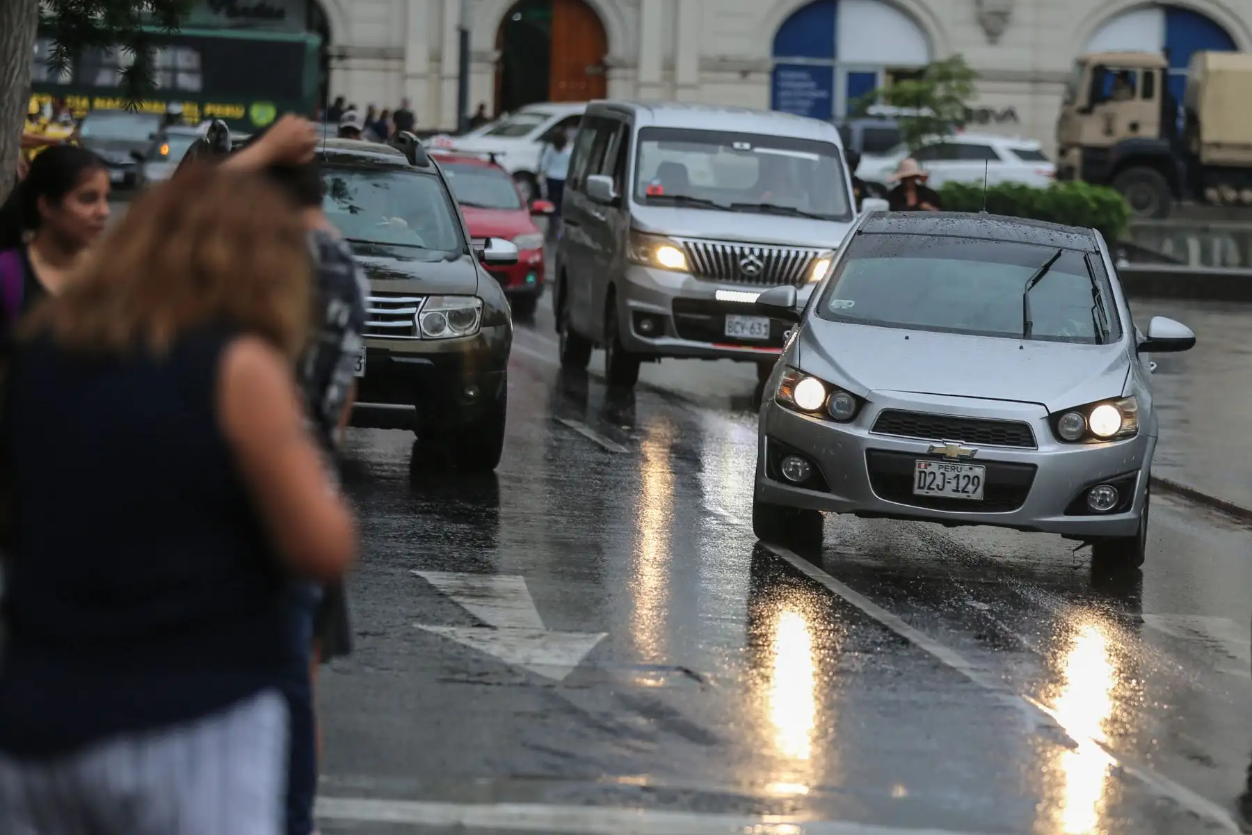 Sorprendidas por una inusual y copiosa lluvia, personas que transitaban esta tarde por las calles de Lima se vieron obligadas a improvisar ponchos de plástico y protectores de calzado con bolsas negras, y y a resguardarse del agua con lo que tenían a la mano.
Especialistas en clima han advertido que la capital soportará cuatro días de intensas precipitaciones, en tanto que las autoridades llamaron a adoptar medidas preventivas a todo nivel.
Foto:ANDINA/Tatiana Gamarra