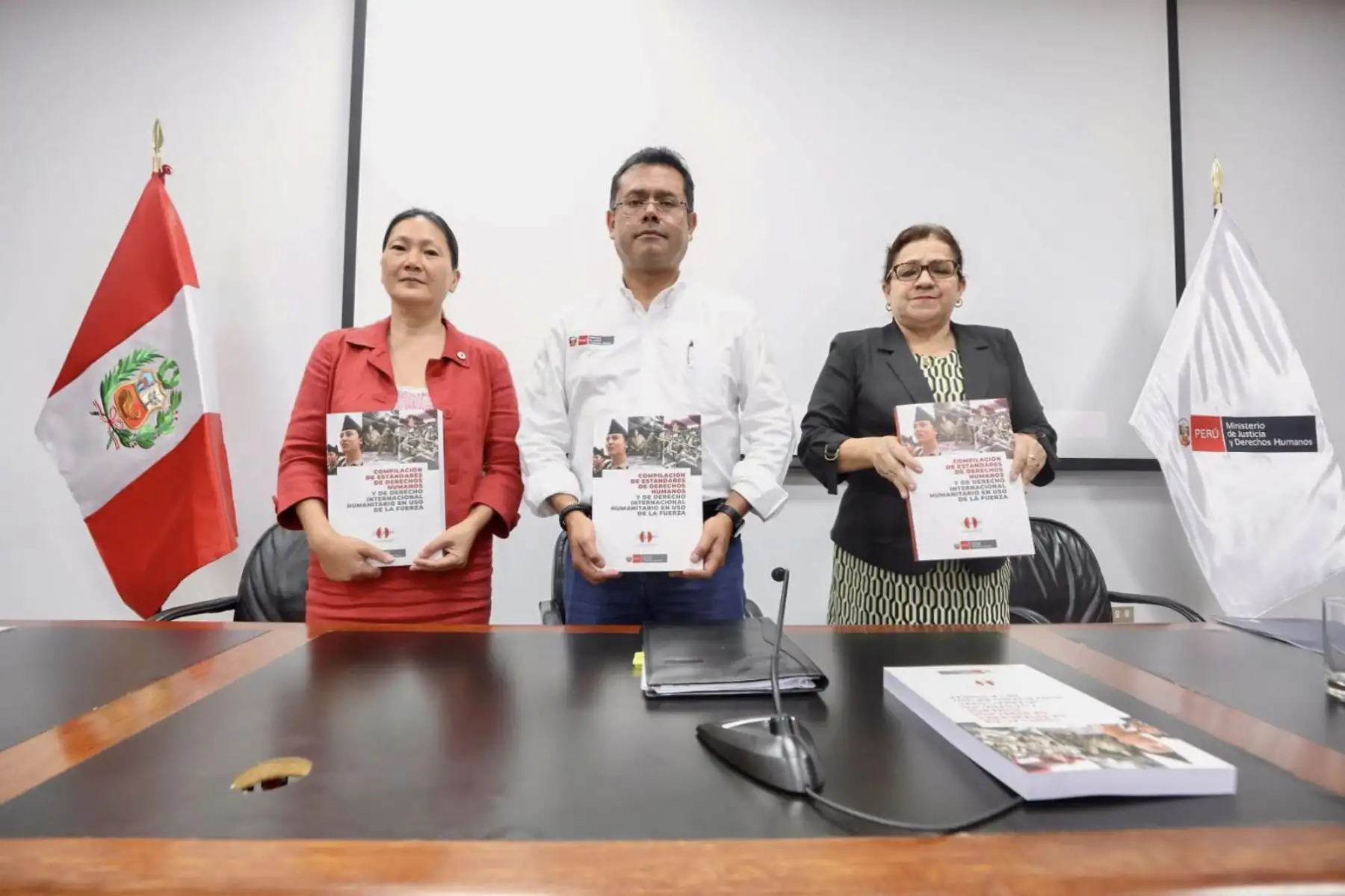 El Ministerio de Justicia y Derechos Humanos (MINJUDSH) presentó el libro “Compilación de estándares de Derechos Humanos y de Derecho Internacional Humanitario en uso de la fuerza”, que busca coadyuvar en la efectiva prevención del uso arbitrario de la fuerza por parte de los/as agentes públicos/as, así como promover la adecuada labor de los/as operadores/as de justicia. 
Foto: ANDINA/MINJUDSH
