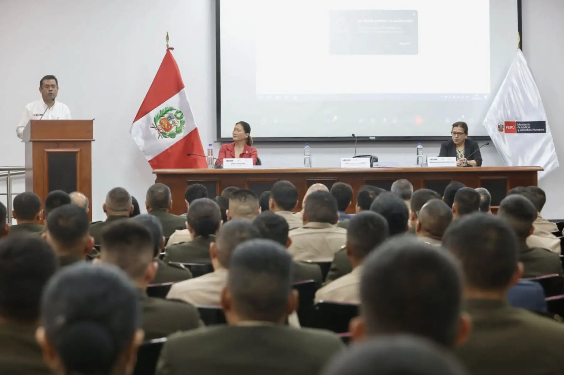 El Ministerio de Justicia y Derechos Humanos (MINJUDSH) presentó el libro “Compilación de estándares de Derechos Humanos y de Derecho Internacional Humanitario en uso de la fuerza”, que busca coadyuvar en la efectiva prevención del uso arbitrario de la fuerza por parte de los/as agentes públicos/as, así como promover la adecuada labor de los/as operadores/as de justicia. 
Foto: ANDINA/MINJUDSH
