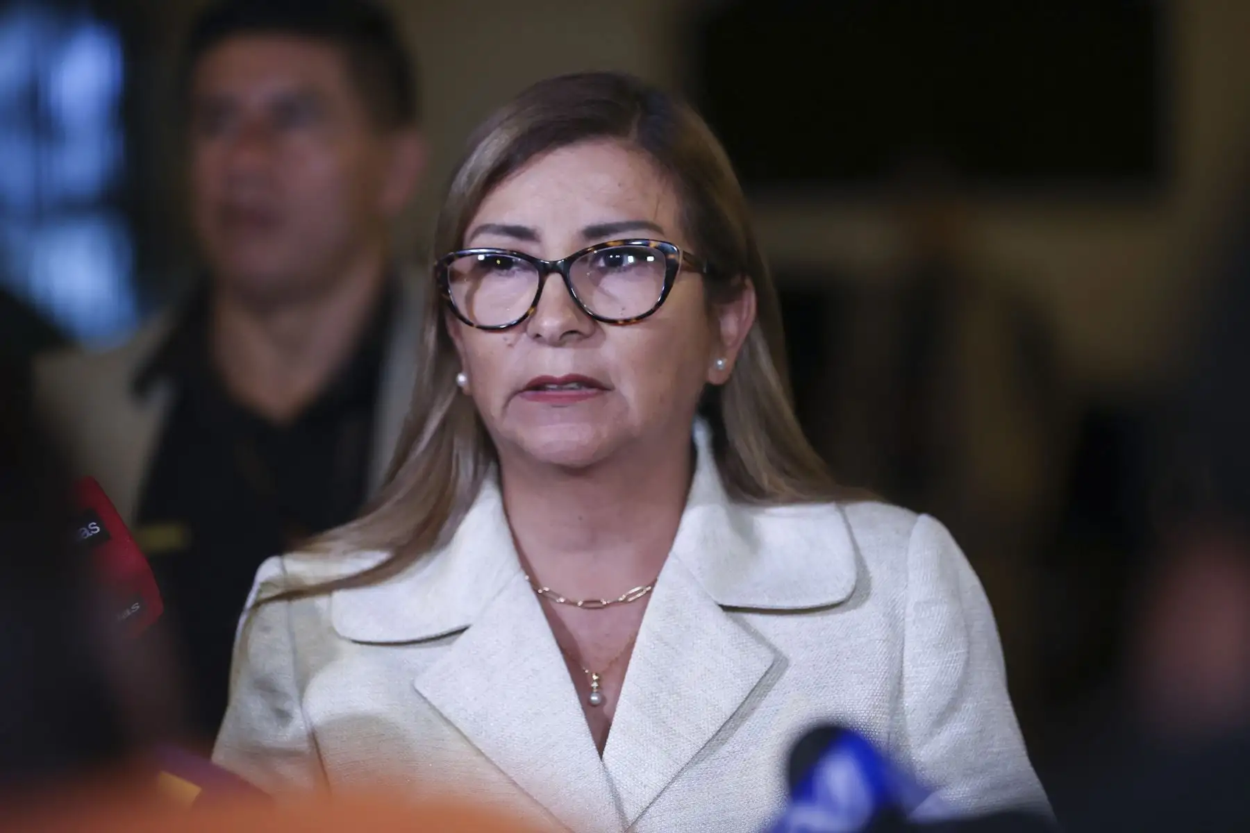 Ministro de Defensa, Jorge Chávez Cresta, Ministra de Vivienda, Construcción y Saneamiento y la directora de la Autoridad para la Reconstrucción con Cambios ARCC brindaron declaraciones a la prensa en los exteriores de Palacio de Gobierno.