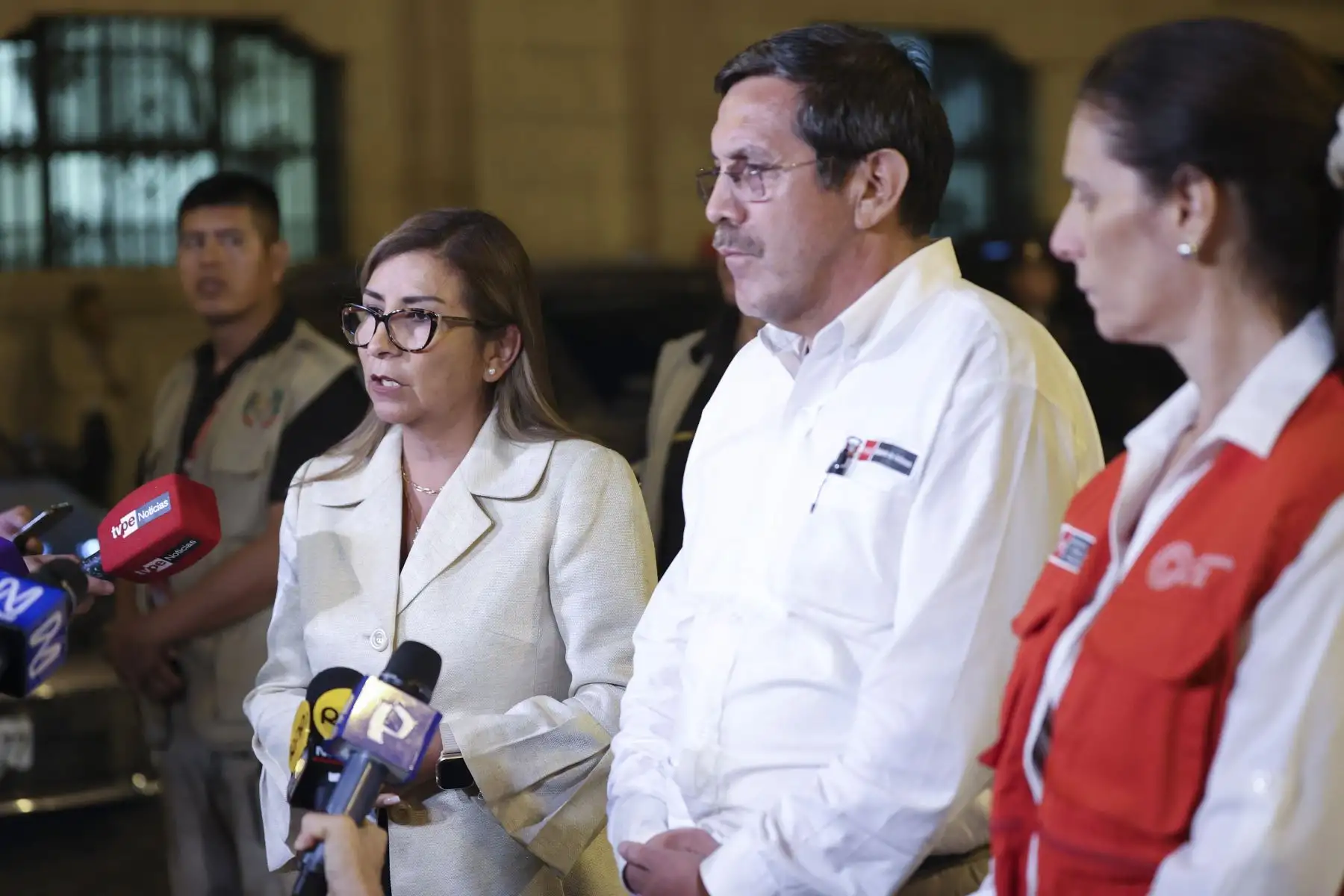 Ministro de Defensa, Jorge Chávez Cresta, Ministra de Vivienda, Construcción y Saneamiento y la directora de la Autoridad para la Reconstrucción con Cambios ARCC brindaron declaraciones a la prensa en los exteriores de Palacio de Gobierno.
Foto:ANDINA/PCM