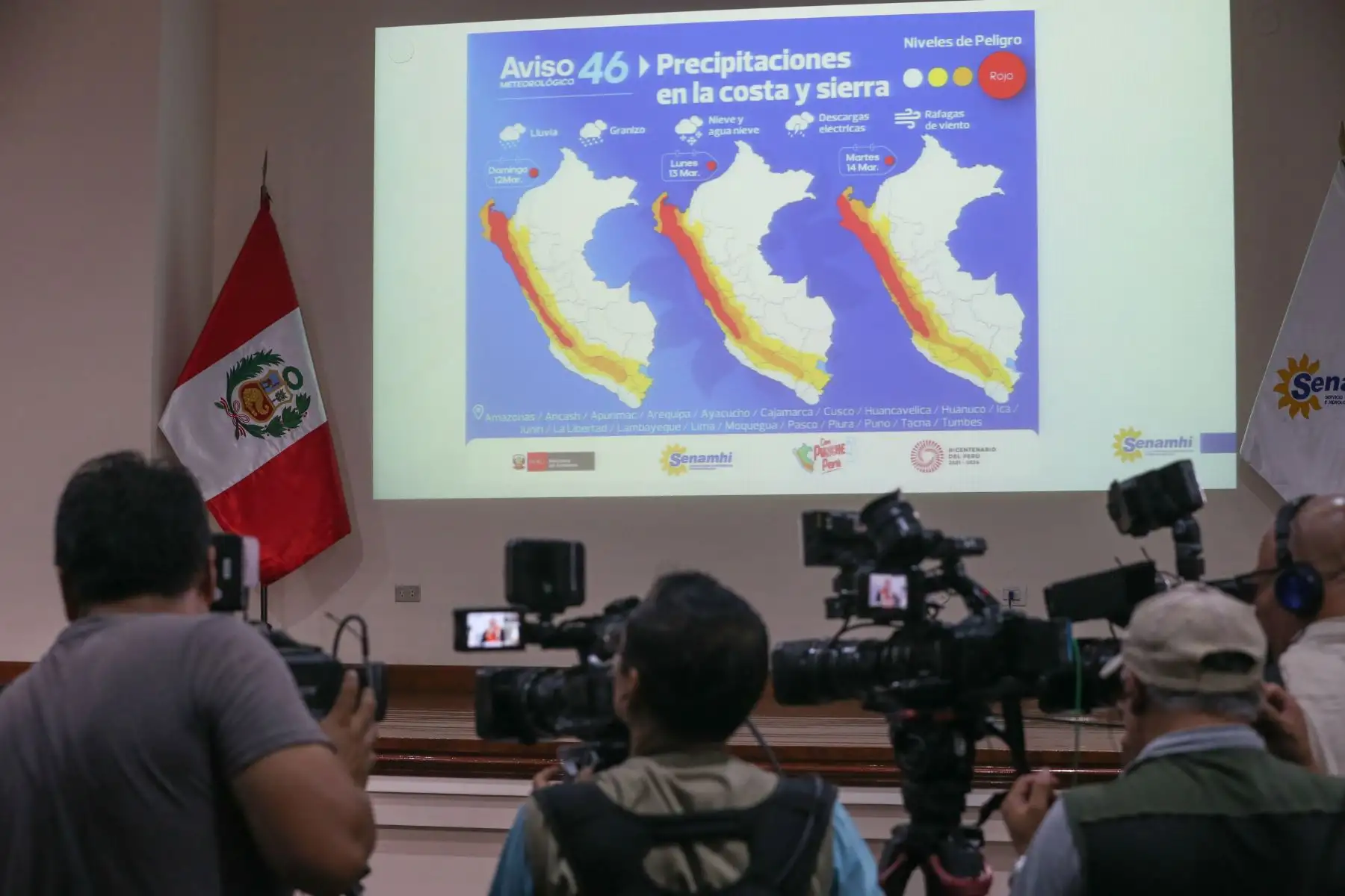 Lima Metropolitana y el Callao soportarán un periodo de lluvias de moderada a fuerte intensidad hasta el jueves 16 de marzo, informó esta noche, en conferencia de prensa, el Senamhi. Los días con mayores precipitaciones serán el martes 14 y el miércoles 15, con acumulados de dos litros por metro cuadrado (2 mm/d) en los distritos cercanos a la costa y valores superiores en jurisdicciones de Lima Este, como Chaclacayo y Chosica. Foto: ANDINA/Tatiana Gamarra.