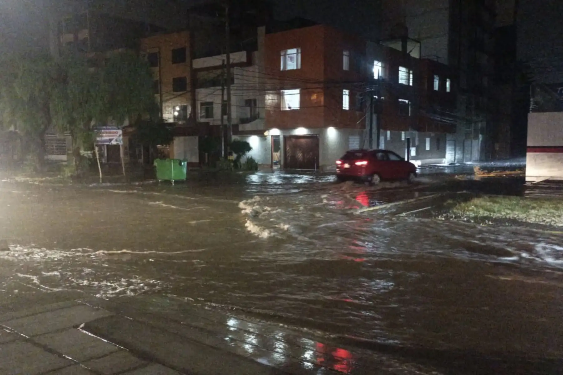 El COER La Libertad pide a la población estar atenta ante las intensas lluvias que caen y han activado las quebradas de Trujillo. Foto: ANDINA/Cortesía Luis Puell