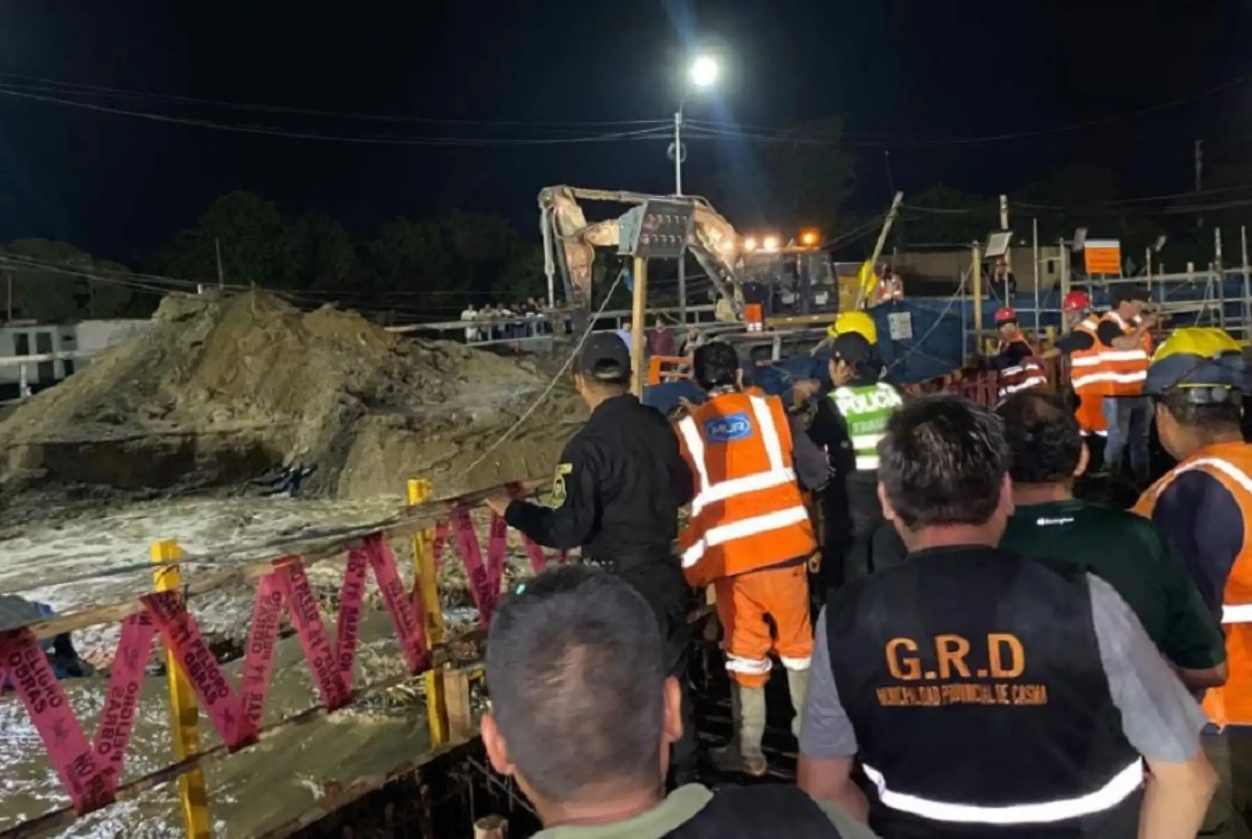 El Indeci informó que, tras la inundación registrada ayer en la localidad de Santa Ana,ubicada en la provincia de Casma, departamento de Áncash, por el desborde de los ríos Grande y Sechín, personal de la municipalidad distrital y del gobierno regional iniciaron las acciones de respuesta necesarias para atender dicha emergencia.