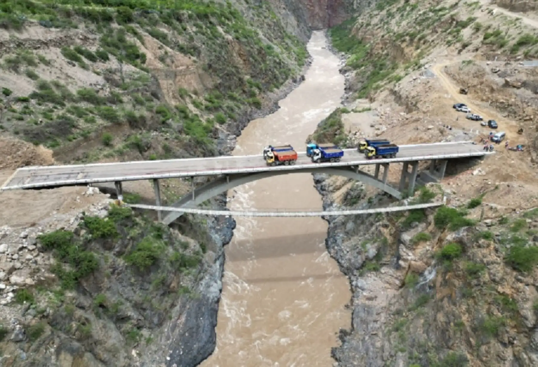 Los pobladores de las provincias de Huanta (Ayacucho) y Churcampa (Huancavelica) celebran la culminación de la moderna obra que reemplazará a un puente colgante y cambiará sus vidas, tras una larga espera de 37 años, permitiéndoles dinamizar sus economías y mejorar su situación social.