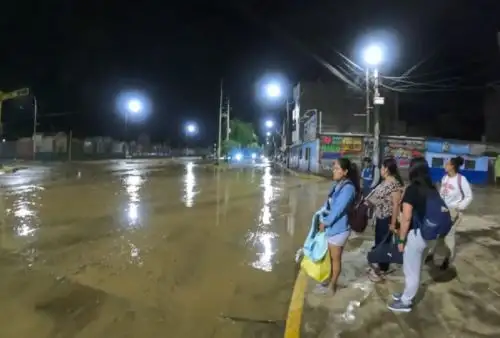Inundada y llena de lodo, tierra y basura amaneció gran parte de la ciudad de Trujillo, capital de la región La Libertad, luego de sufrir el embate del desborde de la quebrada San Idelfonso, a consecuencia de la intensa lluvia que cayó por más de seis horas en Trujillo.