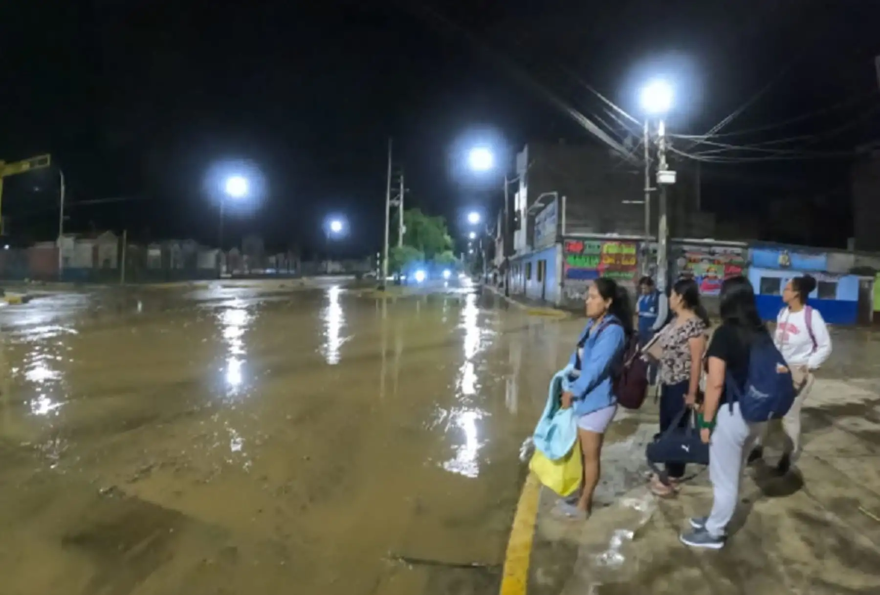 Inundada y llena de lodo, tierra y basura amaneció gran parte de la ciudad de Trujillo, capital de la región La Libertad, luego de sufrir el embate del desborde de la quebrada San Idelfonso, a consecuencia de la intensa lluvia que cayó por más de seis horas en Trujillo.