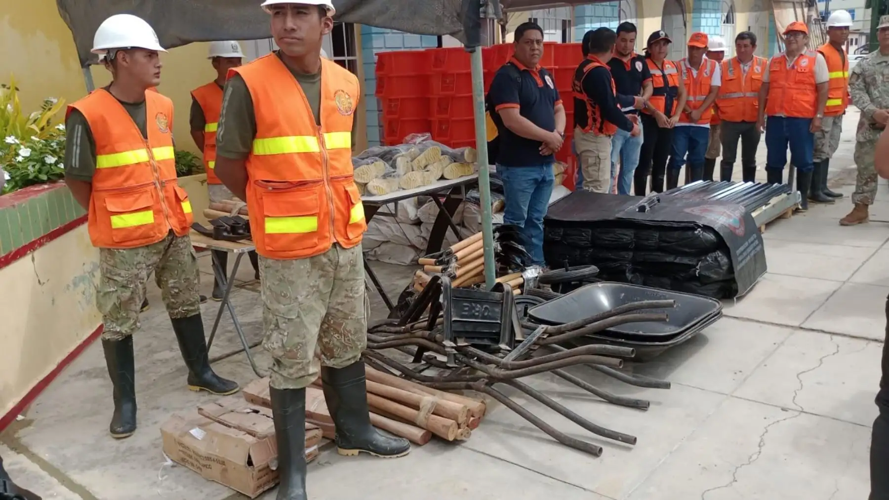 Desde el centro poblado Puerto Pizarro, en Tumbes, la presidenta Dina Boluarte inició la entrega de bienes de ayuda humanitaria al Gobierno Regional, como parte de la inspección y atención a las regiones del norte del país afectadas por lluvias intensas. Foto:ANDINA/ Presidencia