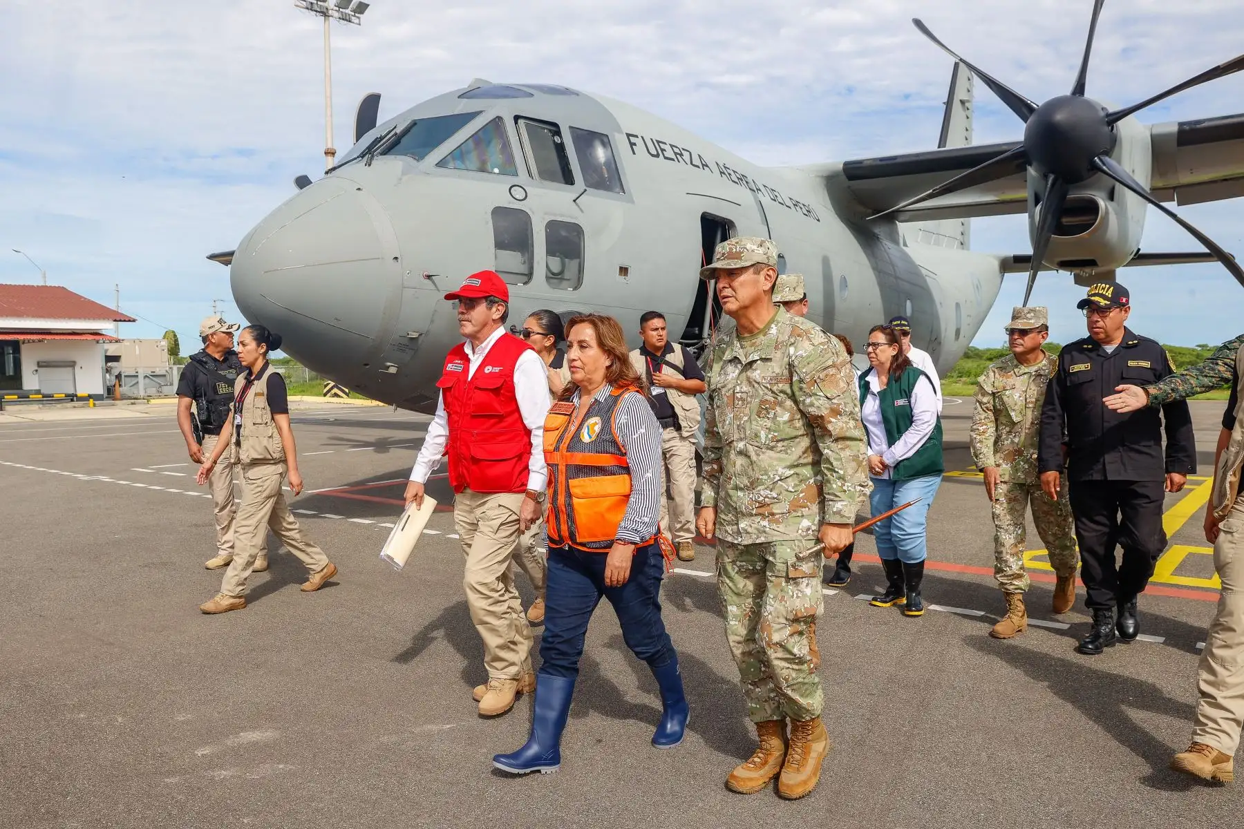 Presidenta de la república, Dina Boluarte, acompañada de ministros de Estado, arribó a Tumbes para atender las zonas afectadas por las fuertes lluvias. Foto:ANDINA/Presidencia