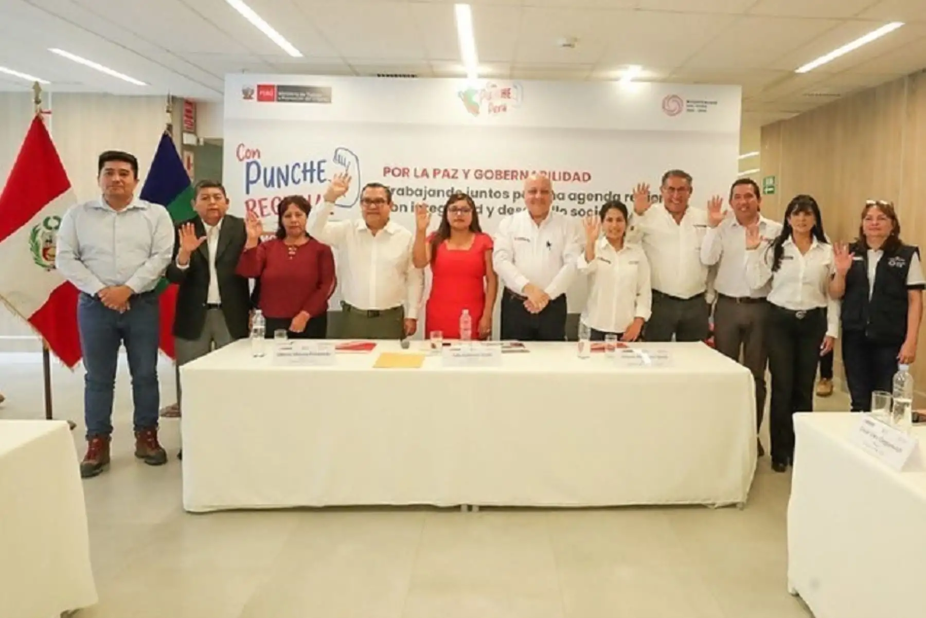 El ministro de Trabajo y Promoción del Empleo, Alfonso Adrianzén, anunció que durante el 2023 su sector, a través del programa Lurawi Perú, transferirá S/ 5’169,211 a 16 gobiernos locales de la región Moquegua, con el fin de generar más de 1600 empleos temporales para personas en situación de vulnerabilidad.