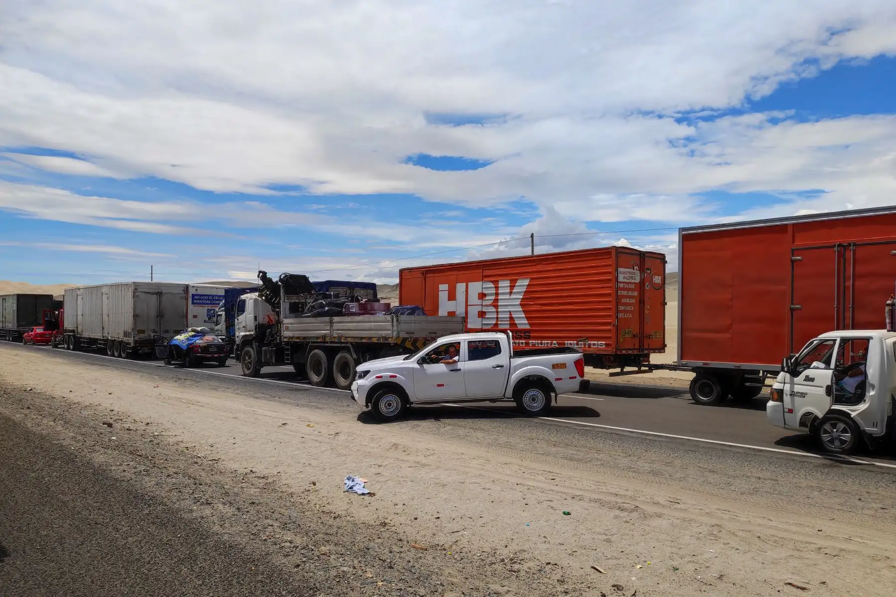 Vehículos en cola atascados a la alt del km 370 de panamericana norte, antes de llegar a casma. Foto: ANDINA/ Daniel Bracamonte