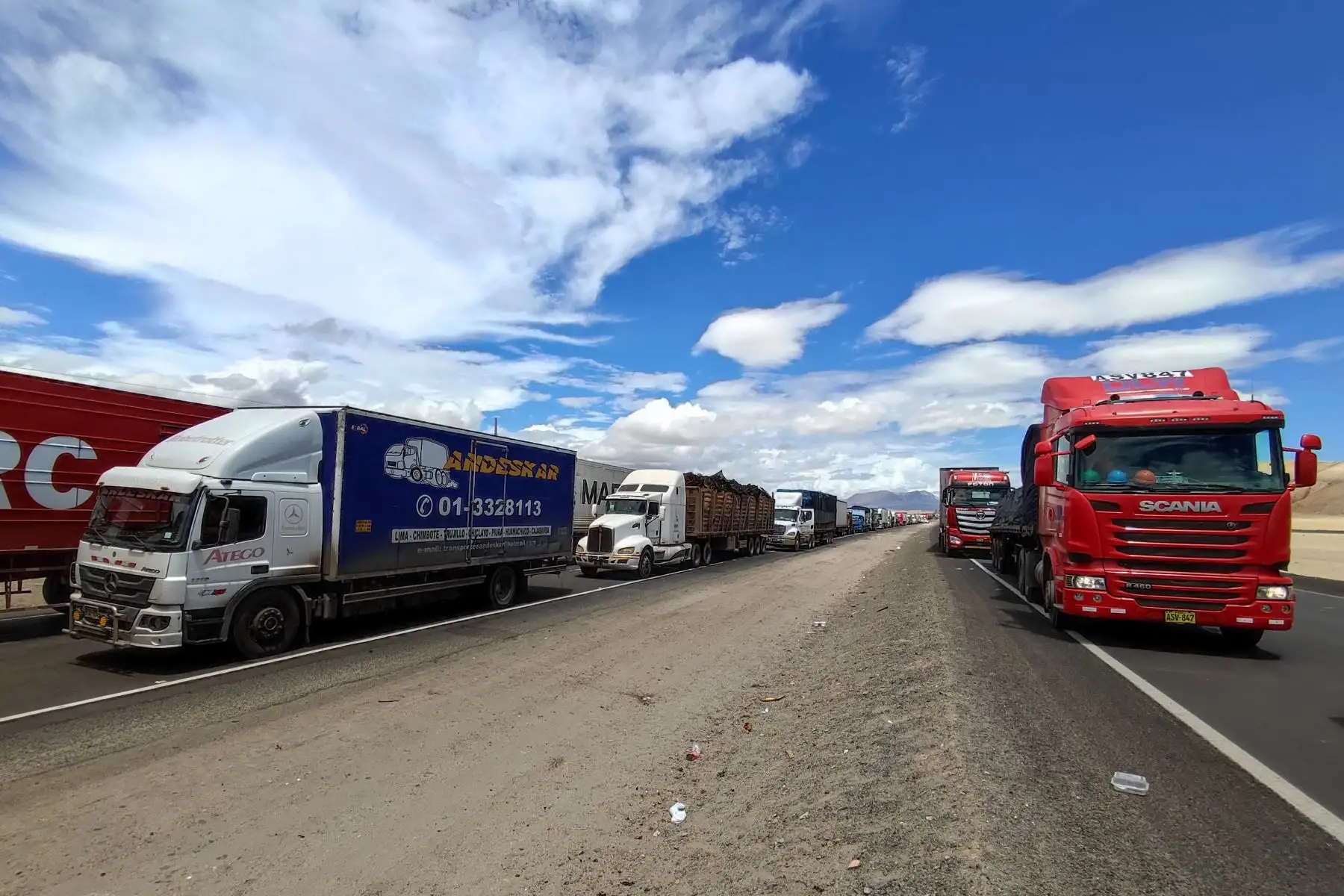 Vehículos en cola atascados a la alt del km 370 de panamericana norte, antes de llegar a casma. Foto: ANDINA/ Daniel Bracamonte