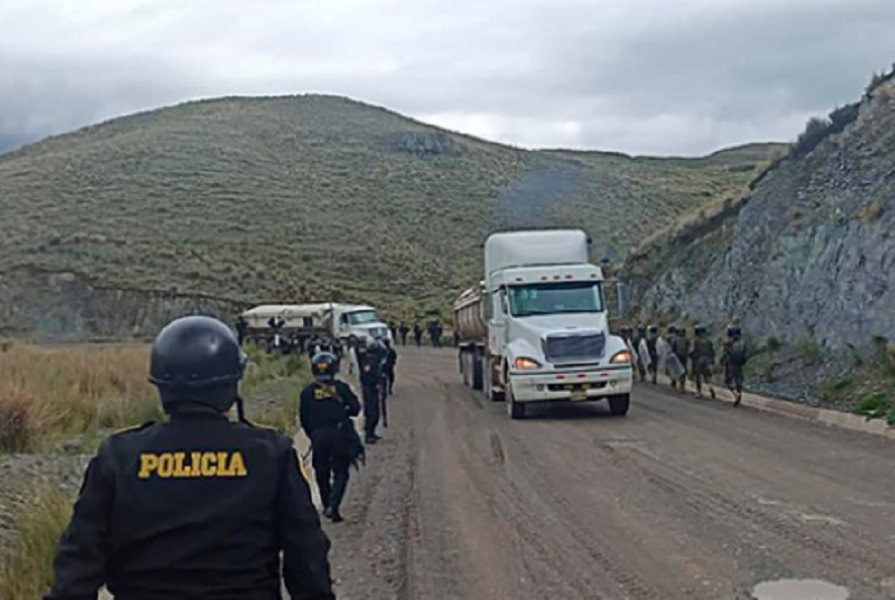 Dos tramos del Corredor Vial Sur Apurímac-Cusco-Arequipa fueron desbloqueados por personal de la Policía Nacional del Perú (PNP), con apoyo del Ejército, permitiendo el libre tránsito de vehículos en esta zona del país y contribuyendo a garantizar el orden público.
