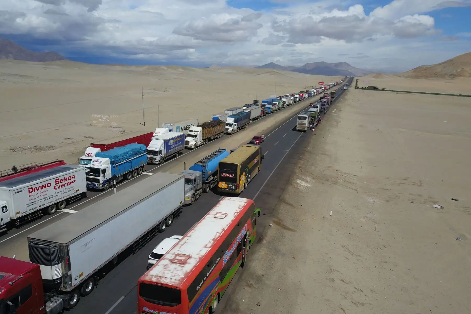 El ciclón Yaku y las lluvias también afectan a Casma, en donde el deborde del río Sechín ha hecho que el transito sea interrumpido a la altura del kilómetro 370 donde los vehículos de carga, de transporte público y privado se queden varados en la Panamericana. 
Foto:ANDINA/Daniel Bracamonte