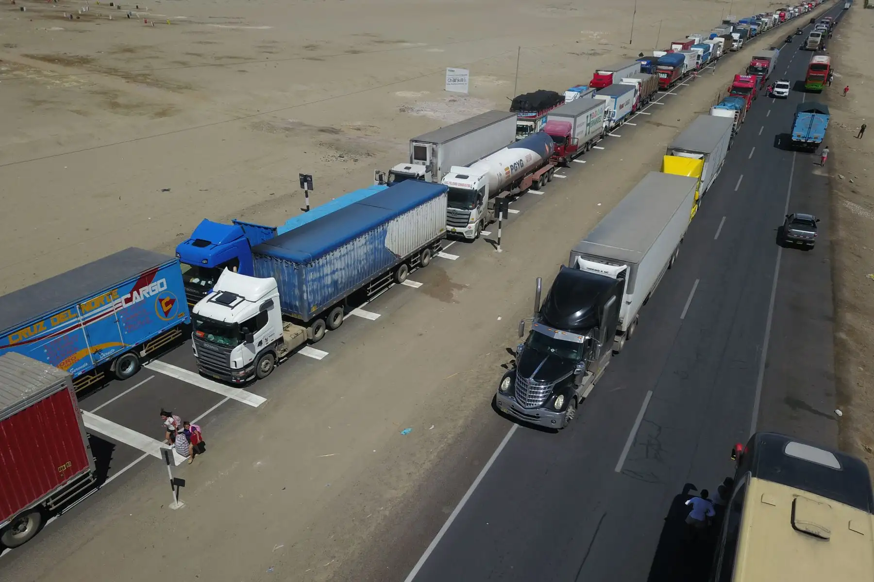 El ciclón Yaku y las lluvias también afectan a Casma, en donde el deborde del río Sechín ha hecho que el transito sea interrumpido a la altura del kilómetro 370 donde los vehículos de carga, de transporte público y privado se queden varados en la Panamericana. 
Foto:ANDINA/Daniel Bracamonte