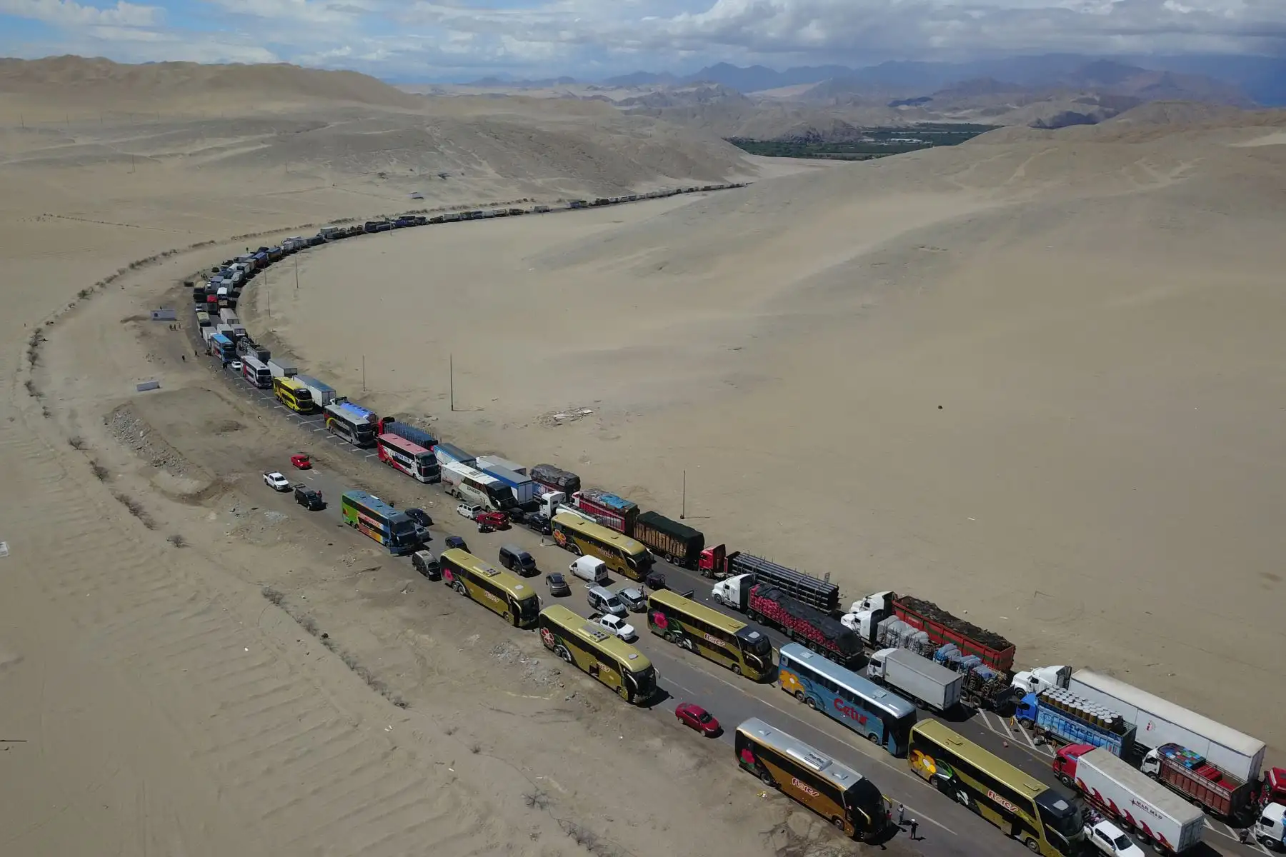 El ciclón Yaku y las lluvias también afectan a Casma, en donde el deborde del río Sechín ha hecho que el transito sea interrumpido a la altura del kilómetro 370 donde los vehículos de carga, de transporte público y privado se queden varados en la Panamericana. 
Foto:ANDINA/Daniel Bracamonte