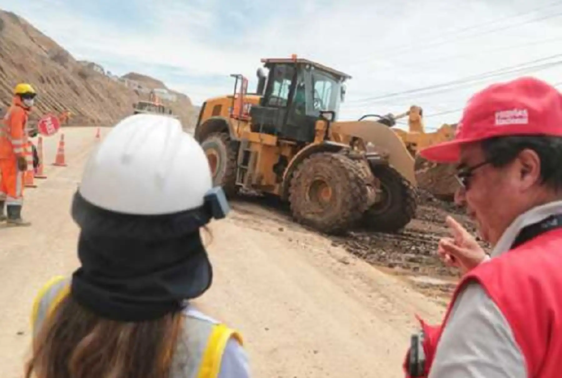 El viceministro de Transportes, Alberto Ñecco, informó que el MTC invierte S/ 237 millones para atender las emergencias viales en 758 kilómetros de carreteras de Piura. Además, otorga combustible para que maquinaria pesada de los gobiernos locales liberen las vías departamentales y vecinales afectadas por huaicos.
