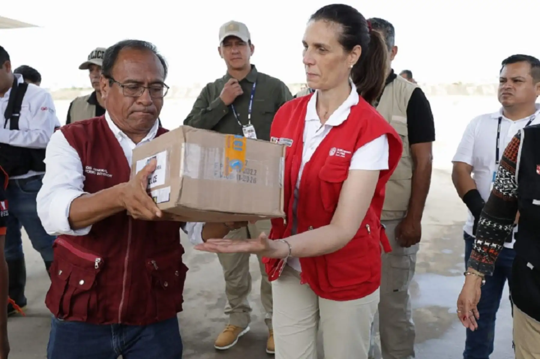 La ministra de Vivienda, Construcción y Saneamiento (MVCS), Hania Pérez de Cuéllar, y el titular del Ministerio de la Producción, Raúl Pérez, llegaron a Lambayeque trasladando 22 toneladas de ayuda humanitaria, entre agua y alimentos, a los damnificados por las fuertes lluvias que se registran en esa región del norte del país.