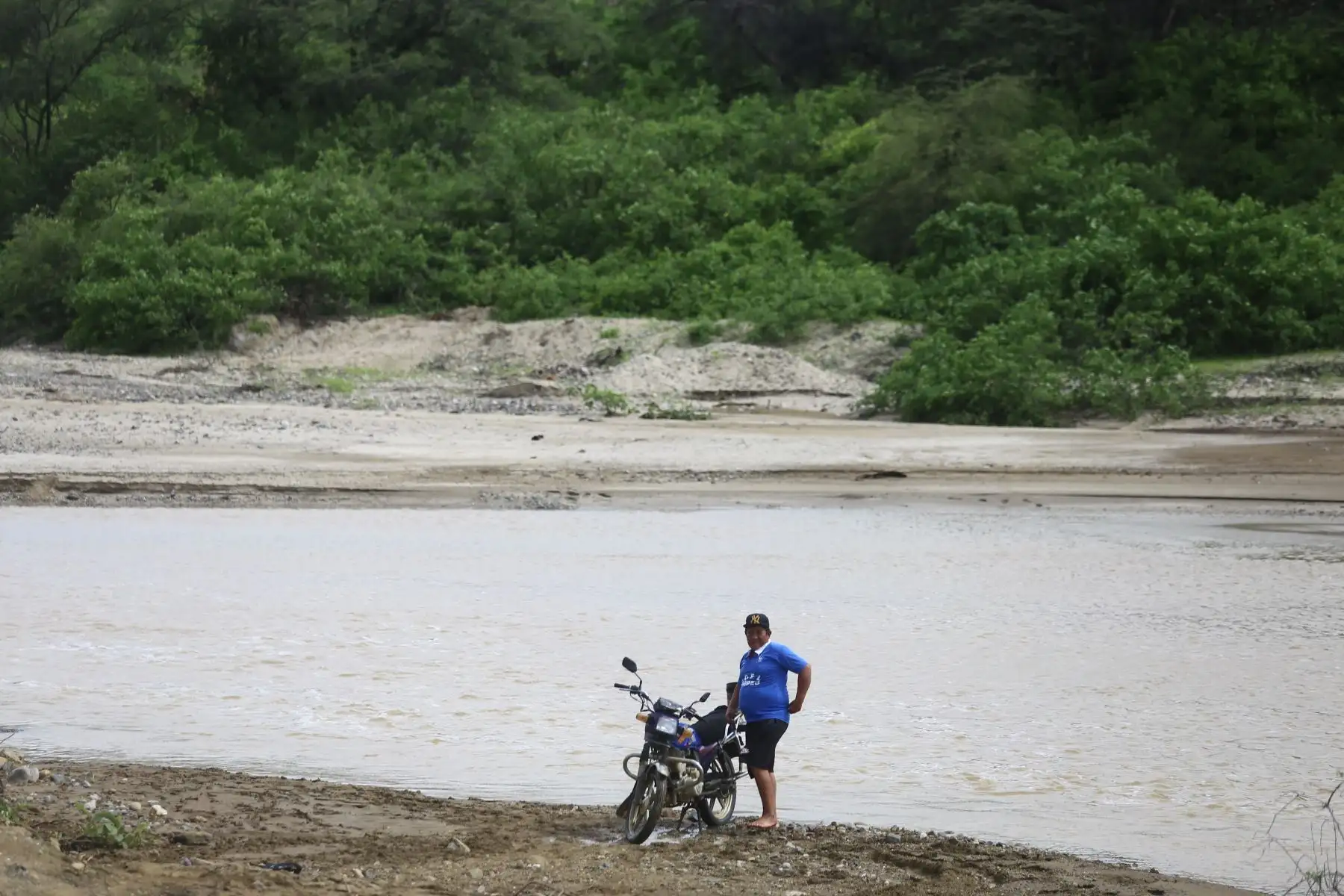 A unos días de la torrenciales lluvias en Tumbes los pobladores cruzan  quebradas inundadas  para llegar a sus hogares, las casas lucen llenas lodo en las habitaciones claramente afectadas por la naturaleza. 

Foto: ANDINA/Ricardo Cuba