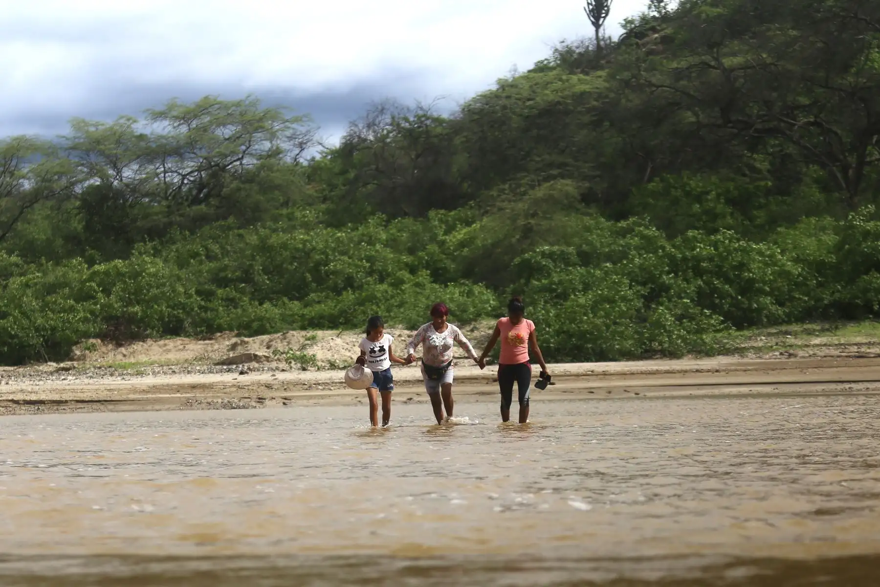 A unos días de la torrenciales lluvias en Tumbes los pobladores cruzan  quebradas inundadas  para llegar a sus hogares, las casas lucen llenas lodo en las habitaciones claramente afectadas por la naturaleza. 

Foto: ANDINA/Ricardo Cuba