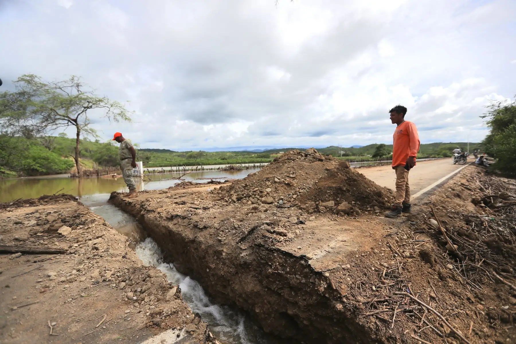 A unos días de la torrenciales lluvias en Tumbes los pobladores cruzan  quebradas inundadas  para llegar a sus hogares, las casas lucen llenas lodo en las habitaciones claramente afectadas por la naturaleza. 

Foto: ANDINA/Ricardo Cuba