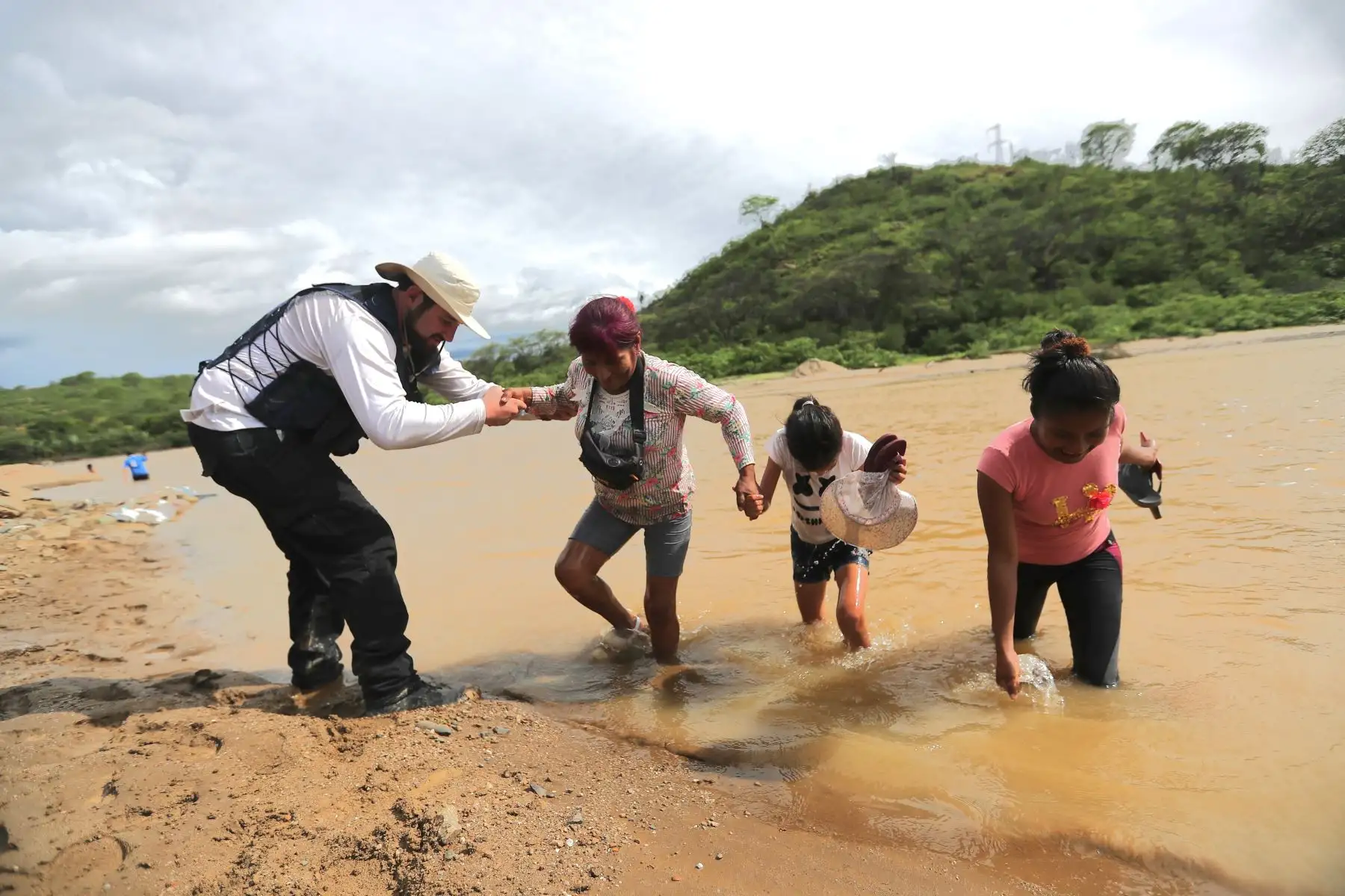 A unos días de la torrenciales lluvias en Tumbes los pobladores cruzan  quebradas inundadas  para llegar a sus hogares, las casas lucen llenas lodo en las habitaciones claramente afectadas por la naturaleza. 

Foto: ANDINA/Ricardo Cuba